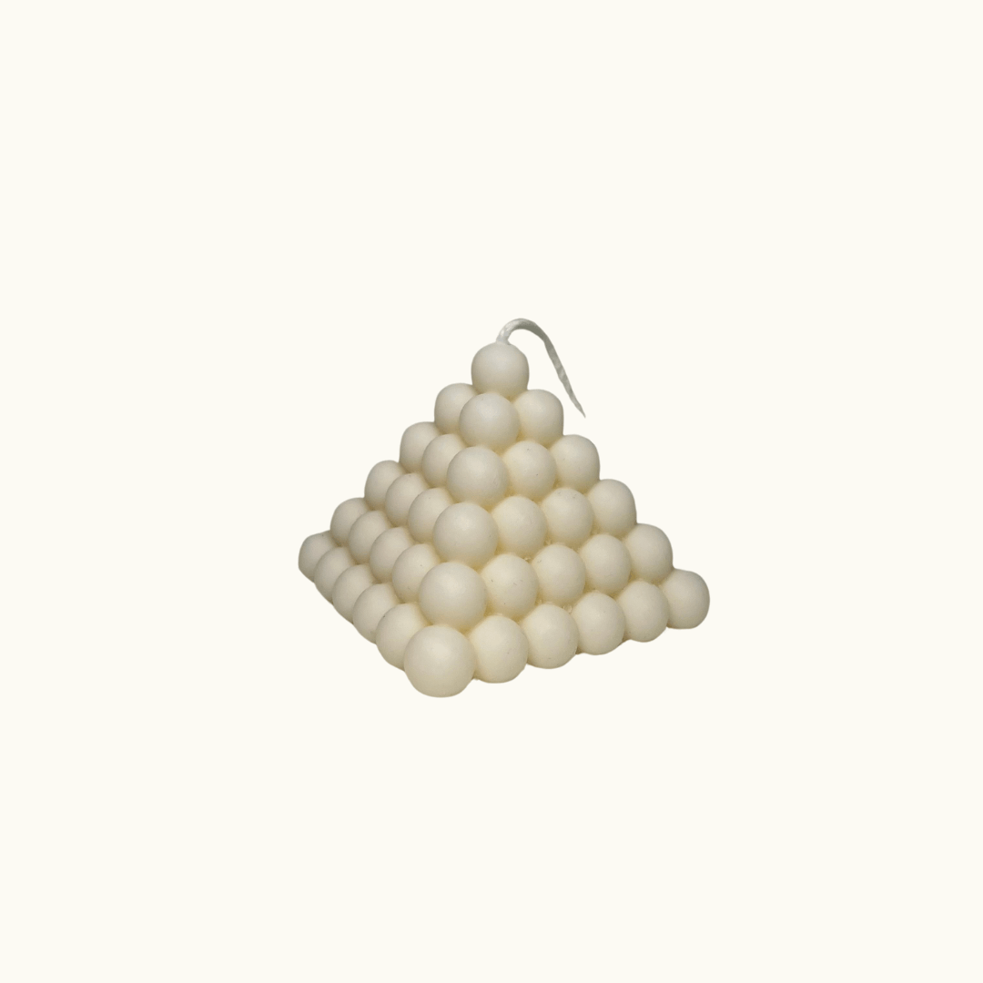 Auf diesem Bild sieht man unsere Gleaming Pyramid Bubbles Kerze. Sie ist handgemacht aus veganem Sojawachs. Zudem ist sie Bio, nachhaltig und umweltfreundlich.