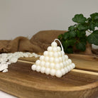 Hier sieht man unsere Gleaming Pyramid Bubbles Kerze. Diese Pyramiden Kerze ist perfekt als Dekoration geeignet. Sie sieht elegant und ästhetisch aus. Handgefertigt aus hochwertigem Sojawachs.