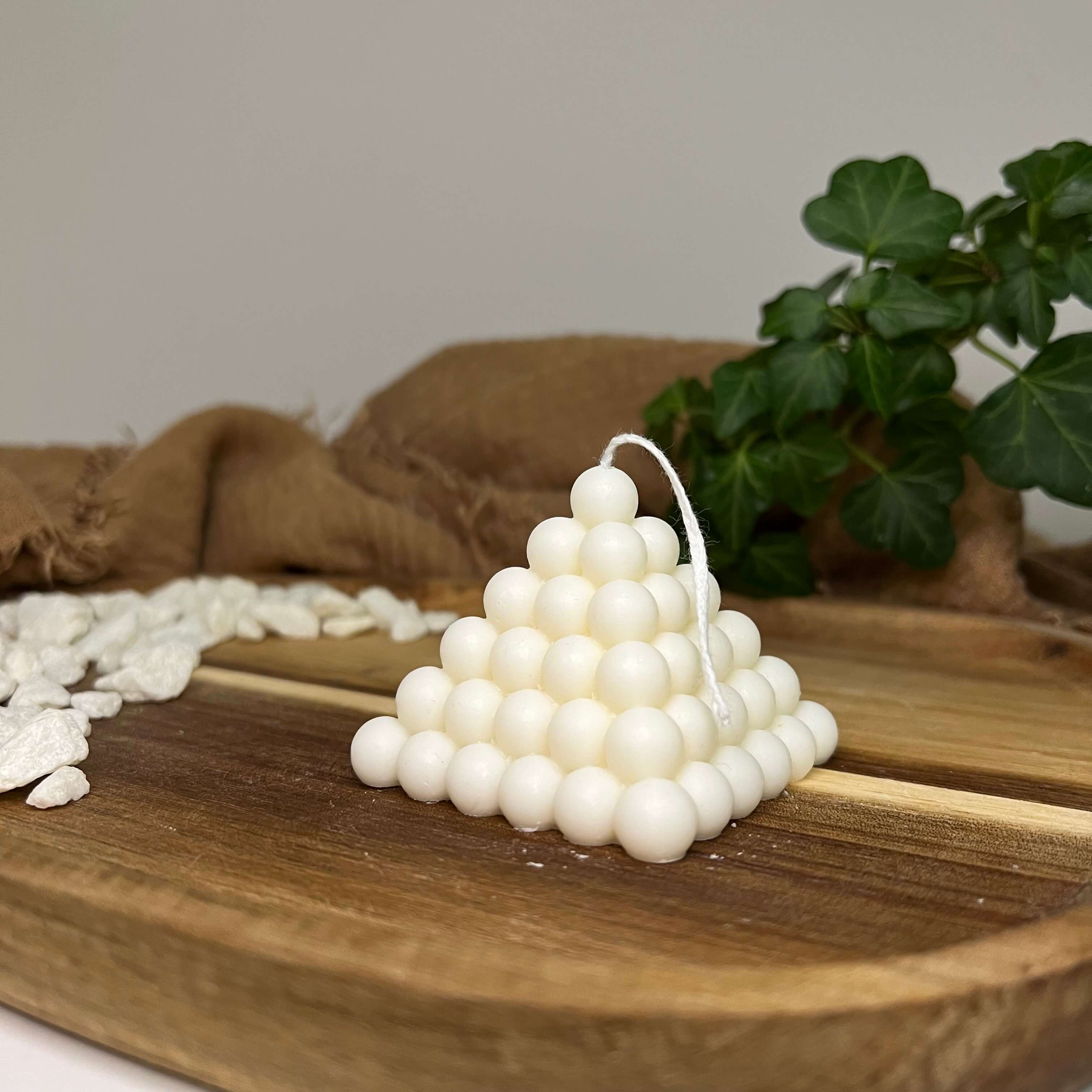 Hier sieht man unsere Gleaming Pyramid Bubbles Kerze. Diese Pyramiden Kerze ist perfekt als Dekoration geeignet. Sie sieht elegant und ästhetisch aus. Handgefertigt aus hochwertigem Sojawachs.
