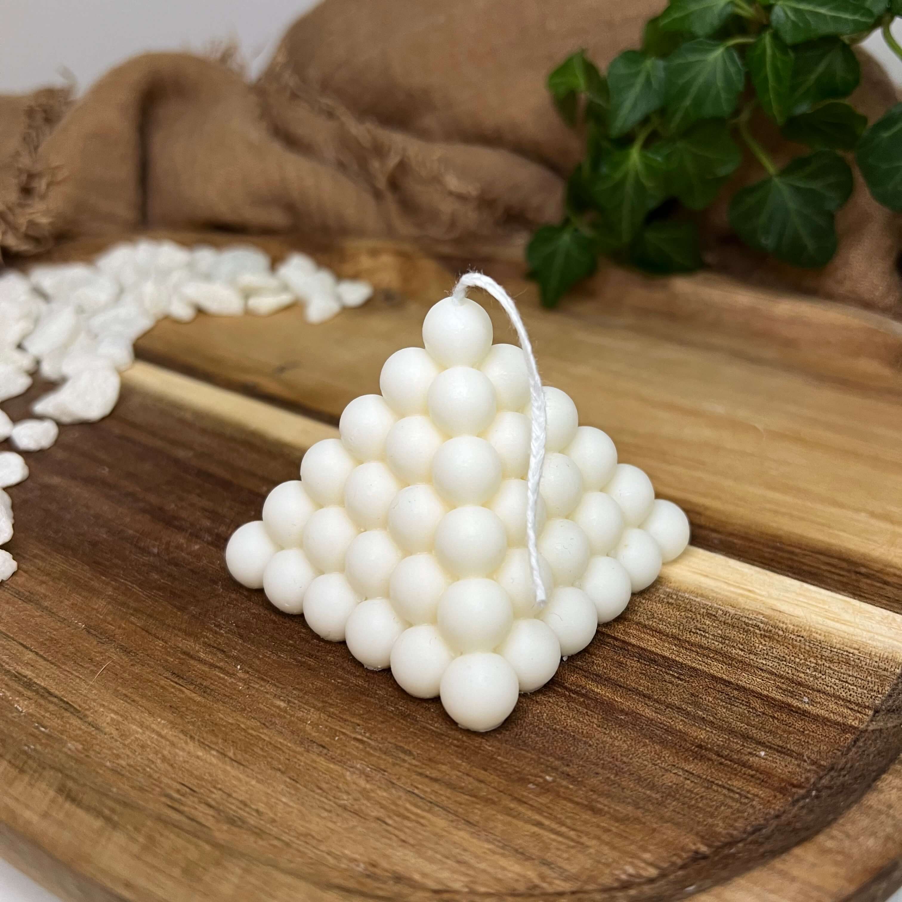 Unsere Duftkerze Gleaming Pyramid Bubbles. Diese Kerze mit Pyramiden Design ist in verschiedenen Düften erhältlich. Die Düfte haben einen beruhigenden und angenehmen Geruch. Perfekt für gemütliche und entspannte Abende.
