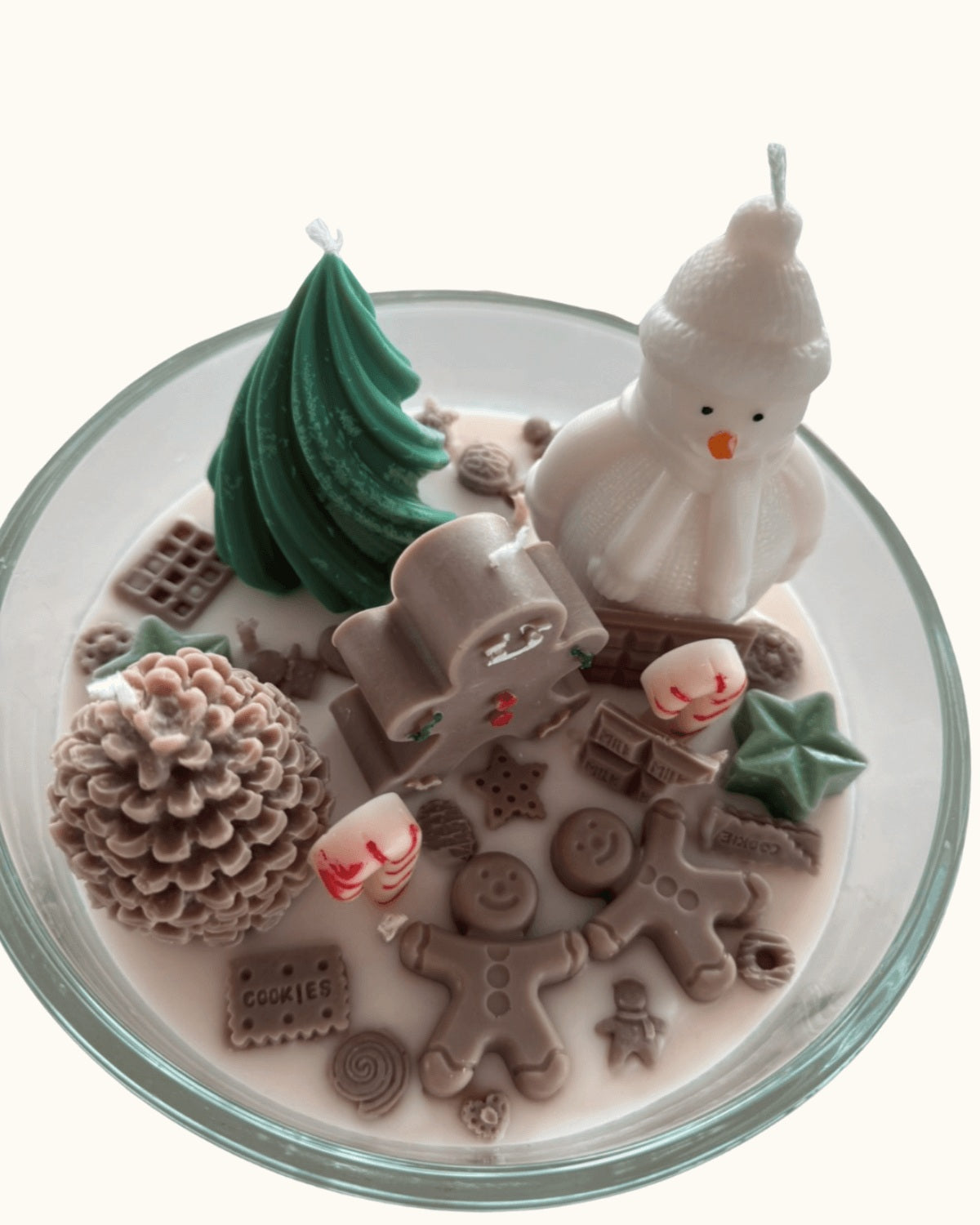 Nahaufnahme der Hänsel & Gretel Wonderland Kerze mit Lebkuchenhaus, Bonbons, Schokolade und winterlicher Schneelandschaft aus Wachs.