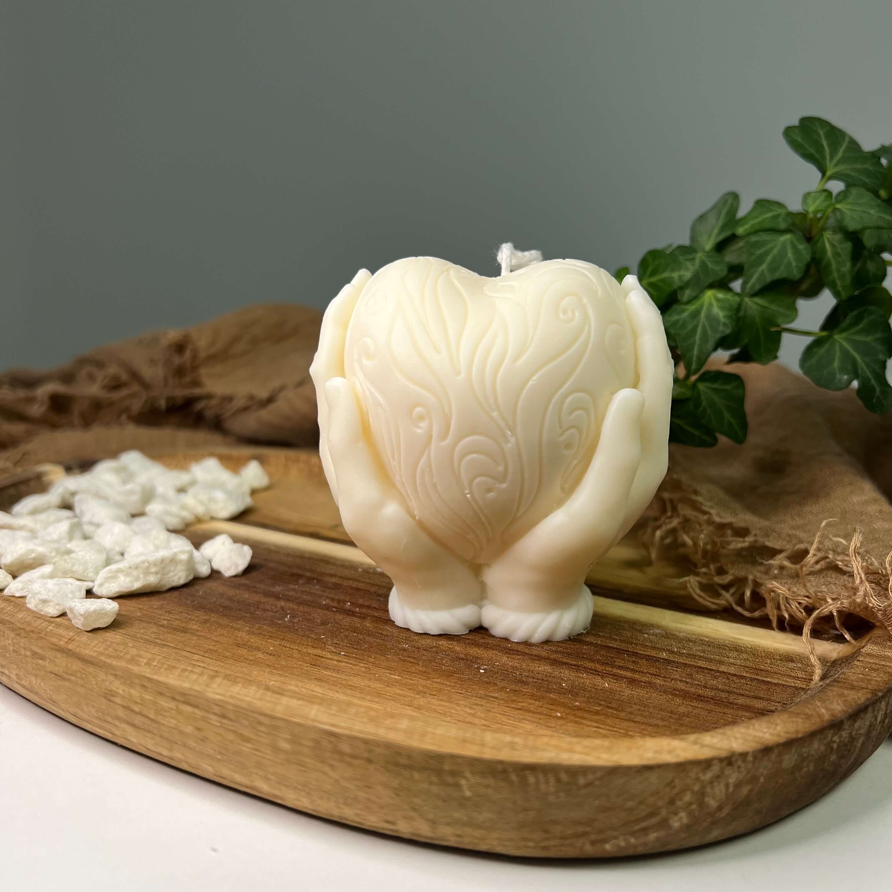 Hier sieht man unsere Handful of Love Kerze. Mit ihrem eleganten und ästhetischem Design ist sie die perfekte Dekoration. Einzigartig und stilvoll zugleich.