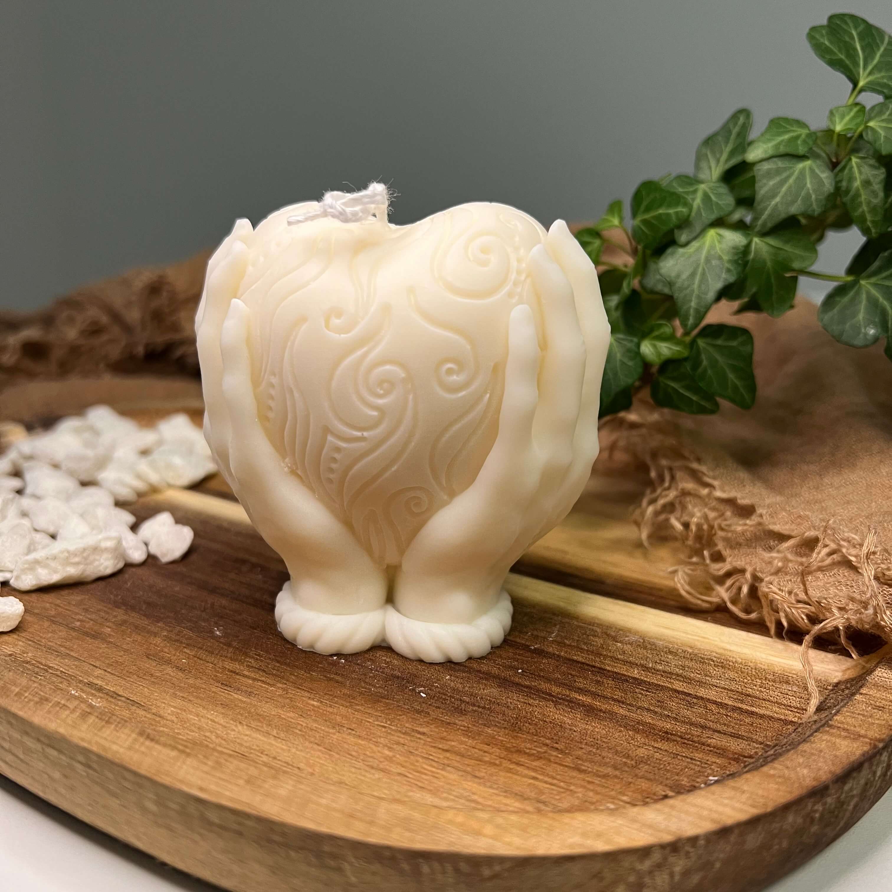 Die Handful of Love Kerze ist das perfekte Geschenk für Valentinstag. Auch ist sie geeignet als Verlobungsgeschenk oder Hochzeitsgeschenk. Handgefertigt aus Sojawachs.