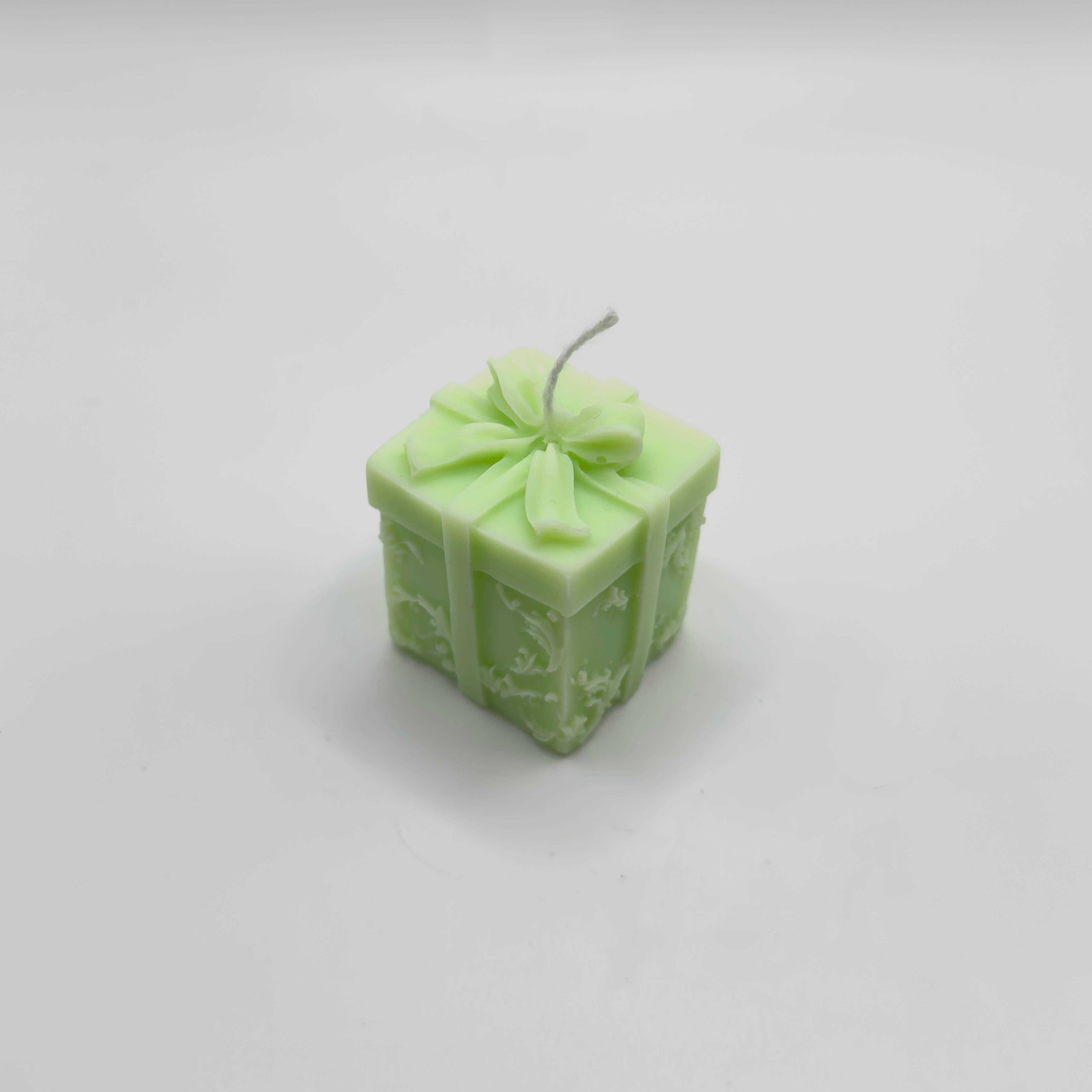 Aus 100 % nachhaltigem Sojawachs. Umweltfreundlich, vegan und ideal für Meditation, entspannende Abende oder als stilvolles Geschenk. Die Kerze spendet ein beruhigendes Licht und überzeugt durch ihre einzigartige Geschenkbox-Form.