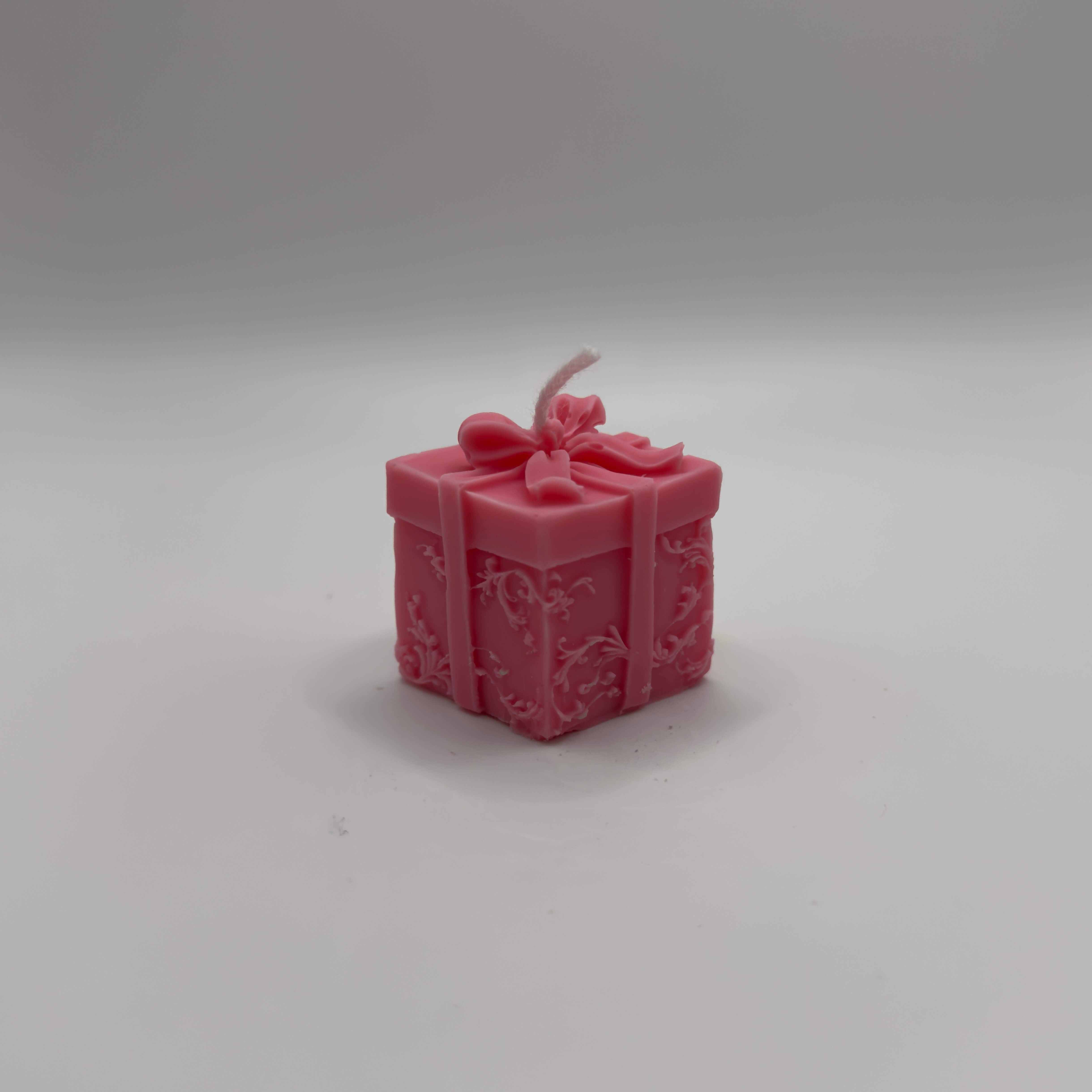 Handgefertigte Magic Gift Kerze in elegantem Geschenkbox-Design, leuchtend pink, aus 100% nachhaltigem Sojawachs. Umweltfreundlich, vegan und perfekt für gemütliche Abende, Meditation oder als stilvolles Geschenk. Die Kerze bietet ein sanftes, entspannendes Licht und wird in einer einzigartigen Geschenkbox-Form präsentiert.