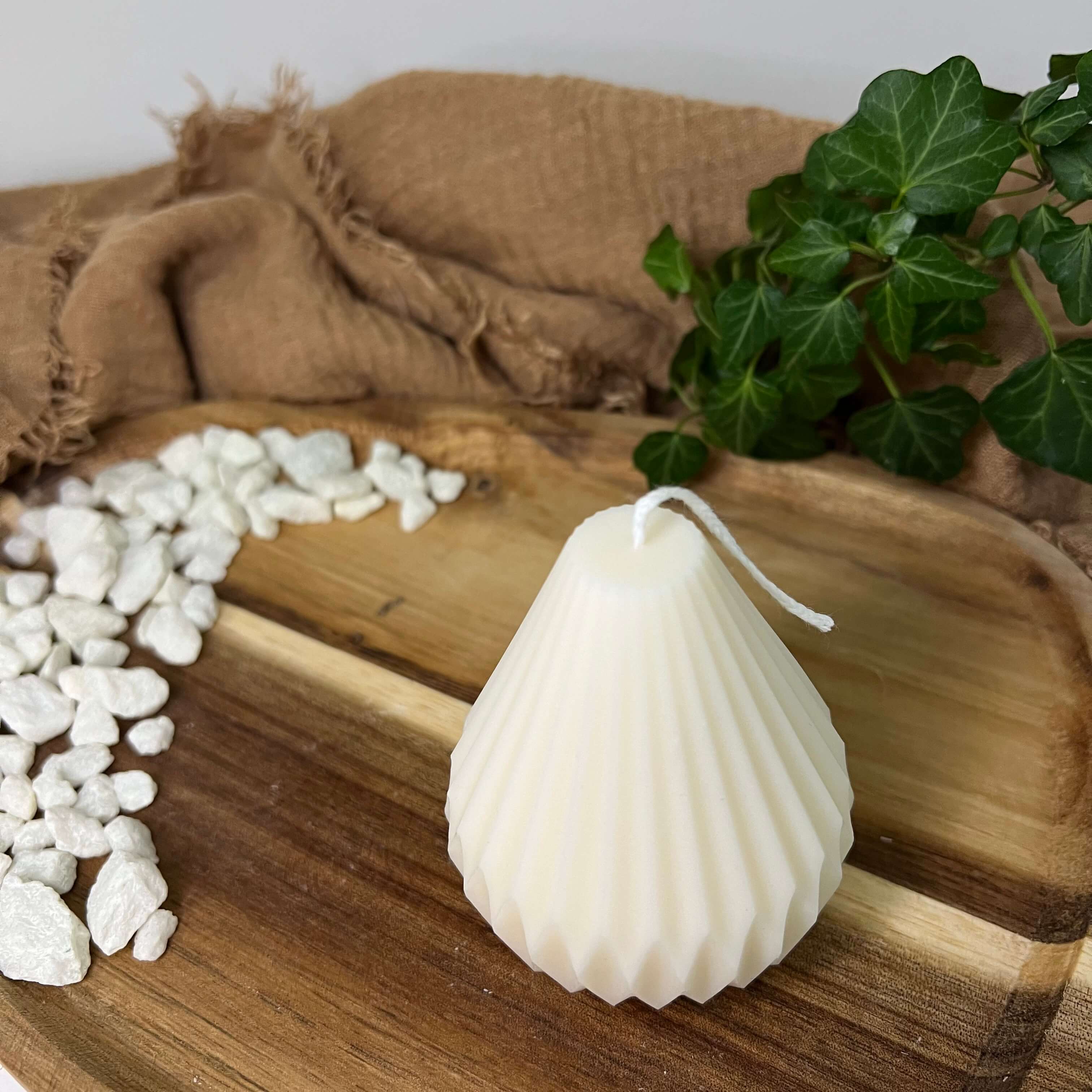 Harmonic Riffle Glow Kerze. Sie ist perfekt als Gastgeschenk und Geburtstagsgeschenk geeignet. Sie ist ein wirkliches Unikat und passt perfekt in jedes Zuhause als Deko.