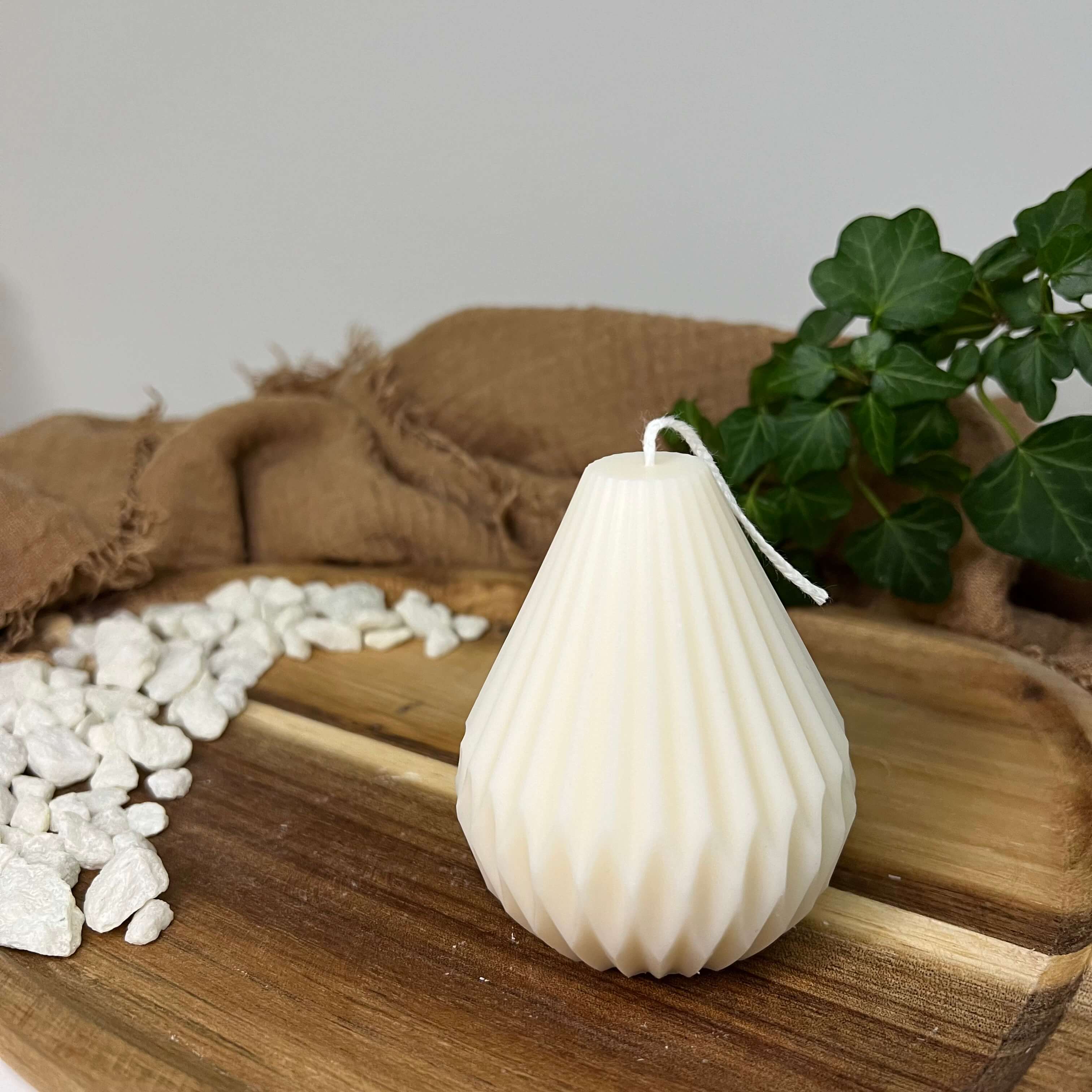 Die Harmonic Riffle Glow Kerze ist die perfekte Osterkerze, Weihnachtskerze oder Geburtstagskerze. Dank dem einzigartigen und stilvollen Design ist sie auch als Verlobungskerze und Hochzeitskerze geeignet. Handgefertigt aus hochwertigem europäischem Sojawachs.