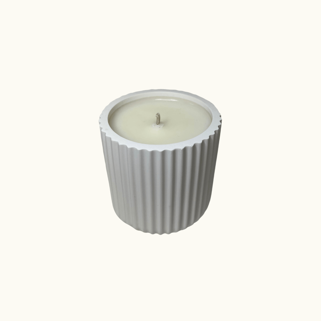 Auf diesem Bild sieht man unsere Harmony Riffle Glow. Sie ist handgemacht aus Bio Sojawachs und Jesmonite. Zudem ist sie vegan, nachhaltig und umweltfreundlich.