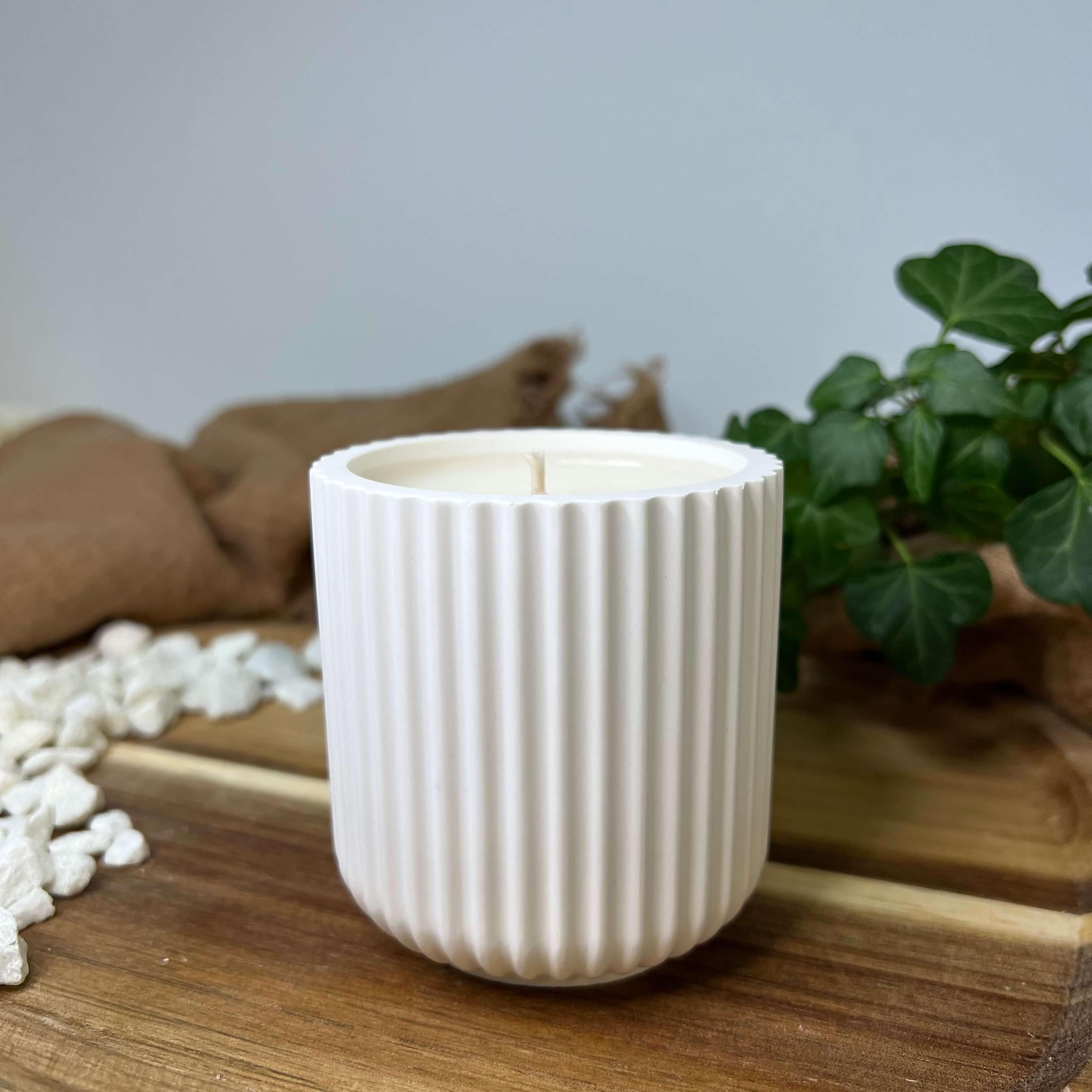 Unsere Harmony Riffle Glow. Diese Duftkerze ist in verschiedenen Düften erhältlich. Die Düfte haben einen beruhigenden und angenehmen Geruch. Sie ist perfekt für angenehme und gemütliche Tage.