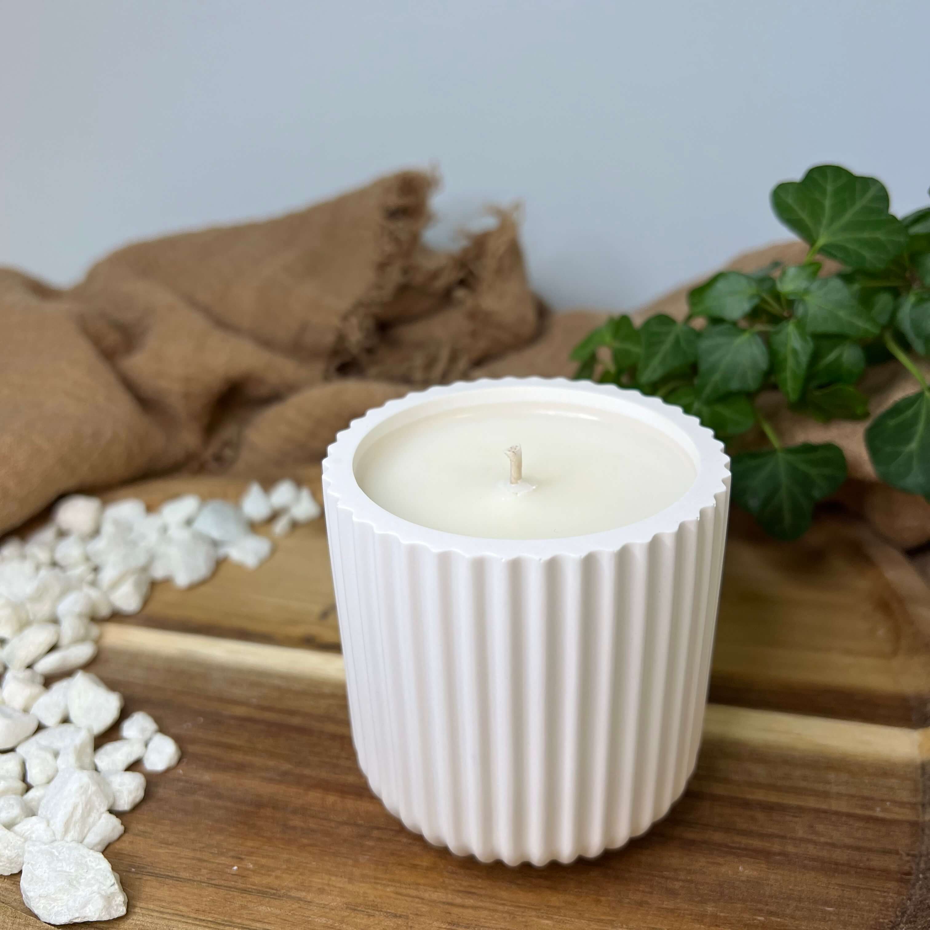 Harmony Riffle Glow Kerze. Sie ist perfekt als Gastgeschenk, Geburtstagsgeschenk, Weihnachtsgeschenk und Ostergeschenk geeignet mit ihrem einzigartigen und stilvollen Design.