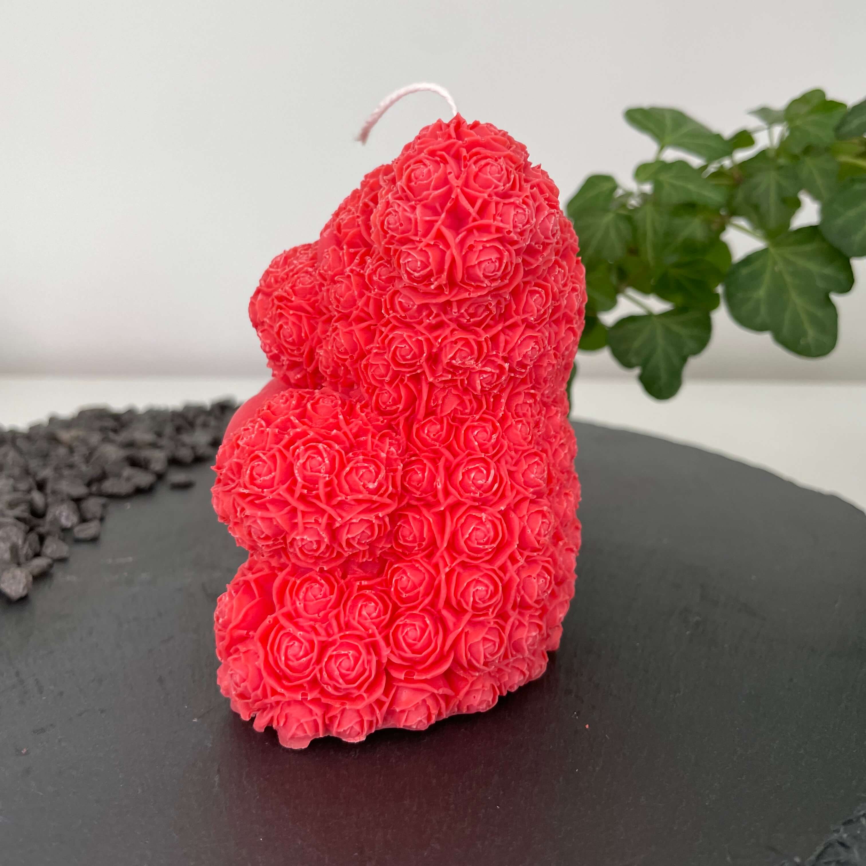 Unsere Heartfelt Bear Flame Duftkerze. Sie ist in verschiedenen Düften erhältlich. Die Düfte haben einen angenehmen Geruch und sind perfekt zum entspannen. In Rot.