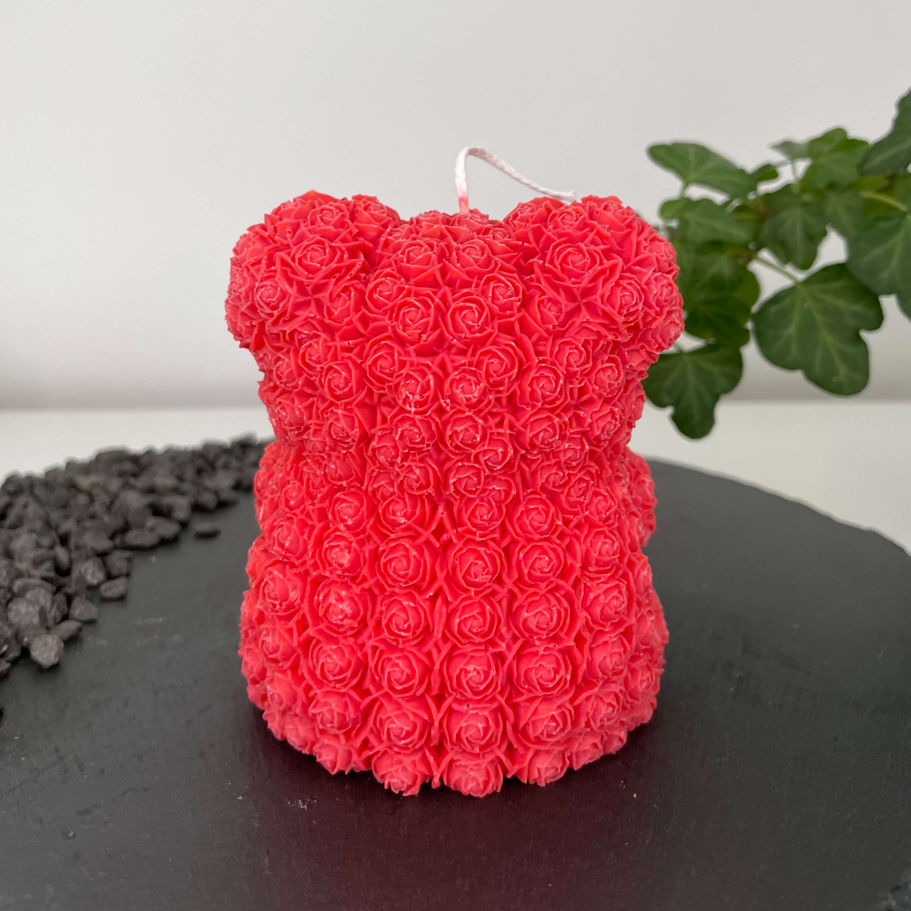 Die Heartfelt Bear Flame Kerze. Sie ist perfekt als Geschenk zum Valentinstag mit ihrem Herz Design. Auch als Weihnachtsgeschenk, Ostergeschenk, Verlobungsgeschenk oder Hochzeitsgeschenk geeignet. Sie ist handgemacht aus hochwertigem Sojawachs in Deutschland. In Rot.