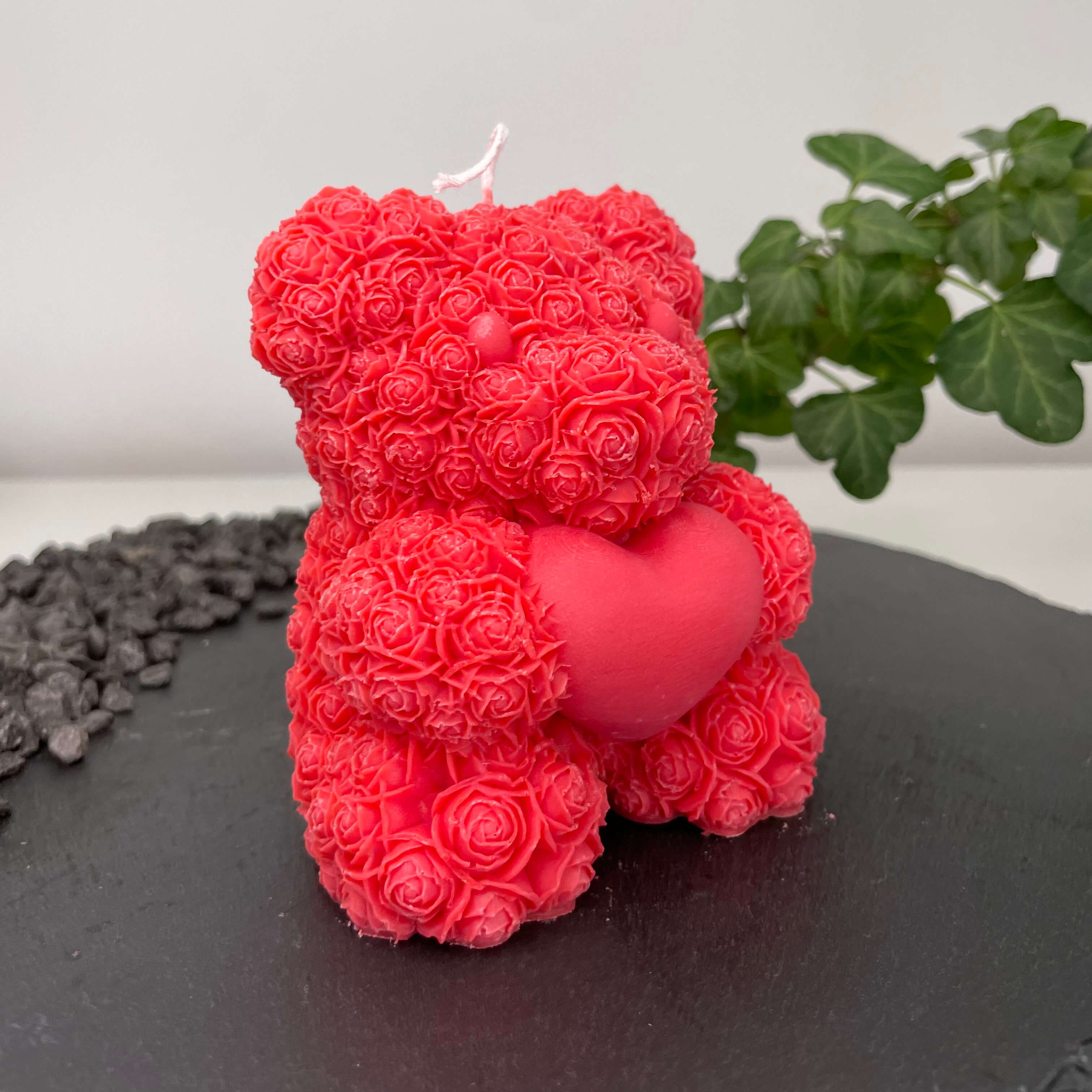 Unsere Heartfelt Bear Flame Kerze ist perfekt als Dekoration geeignet. Mit ihrem eleganten und ästhetischem Design passt sie in jedes Zuhause. In Rot.