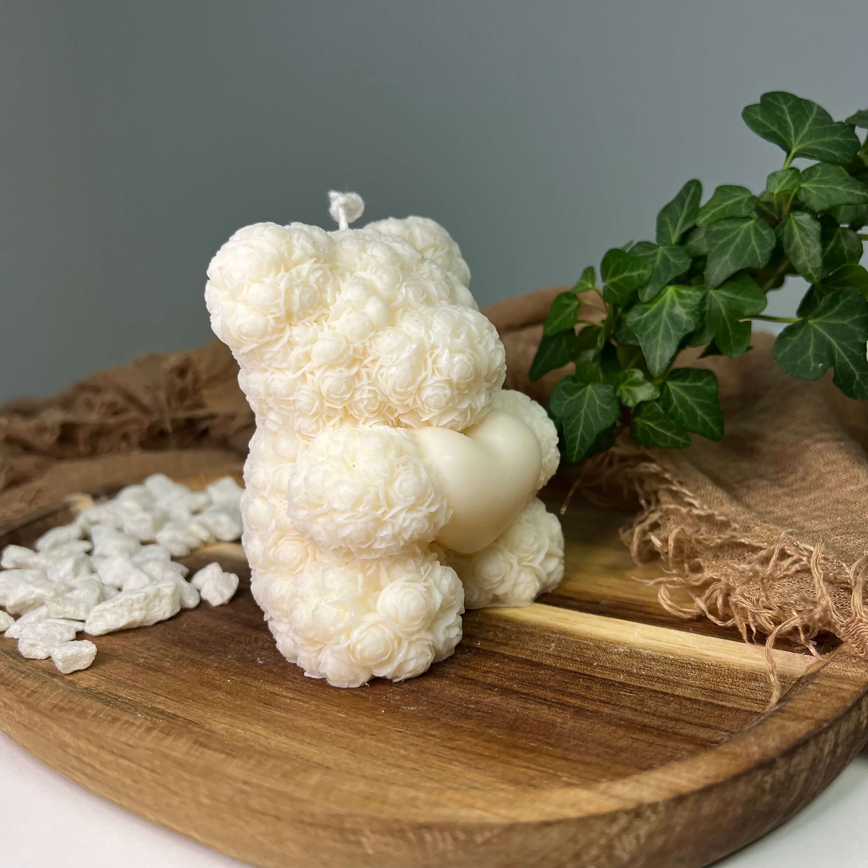 Unsere Heartfelt Bear Flame Duftkerze. Sie ist in verschiedenen Düften erhältlich. Die Düfte haben einen angenehmen Geruch und sind perfekt zum entspannen.