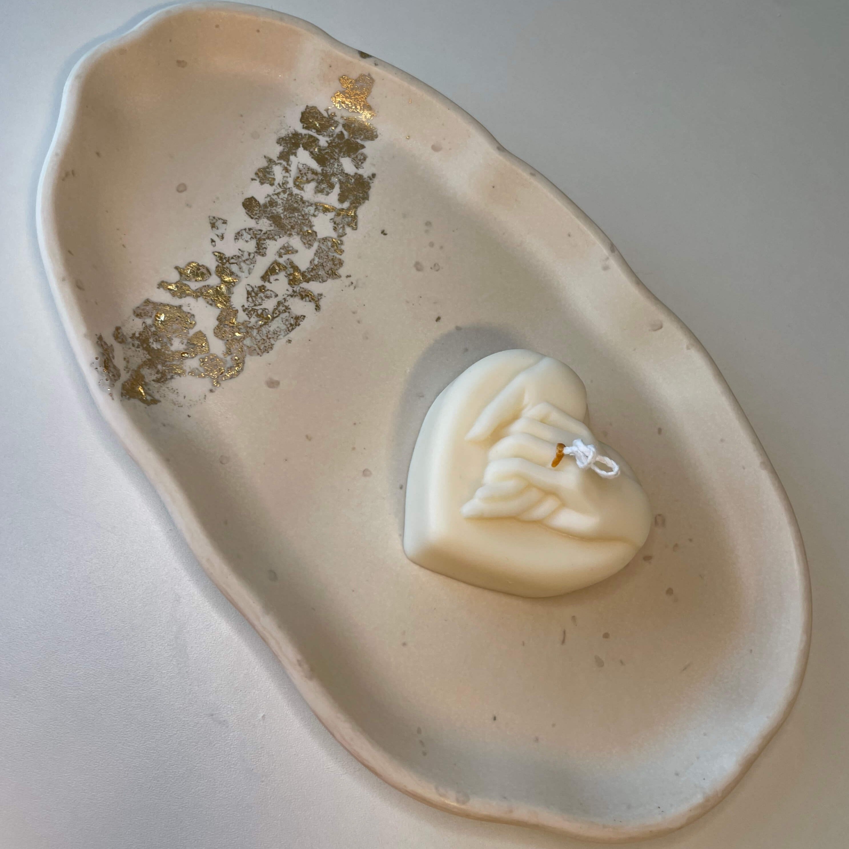 Das Heartfelt Unity Geschenke-Set, bestehend aus einer Kerze und einem Untersetzer ist das perfekte Gastgeschenk, Geburtstagsgeschenk, Ostergeschenk und Weihnachtsgeschenk. Es sieht einzigartig und stilvoll aus und ist deswegen auch ideal für Valentinstag.