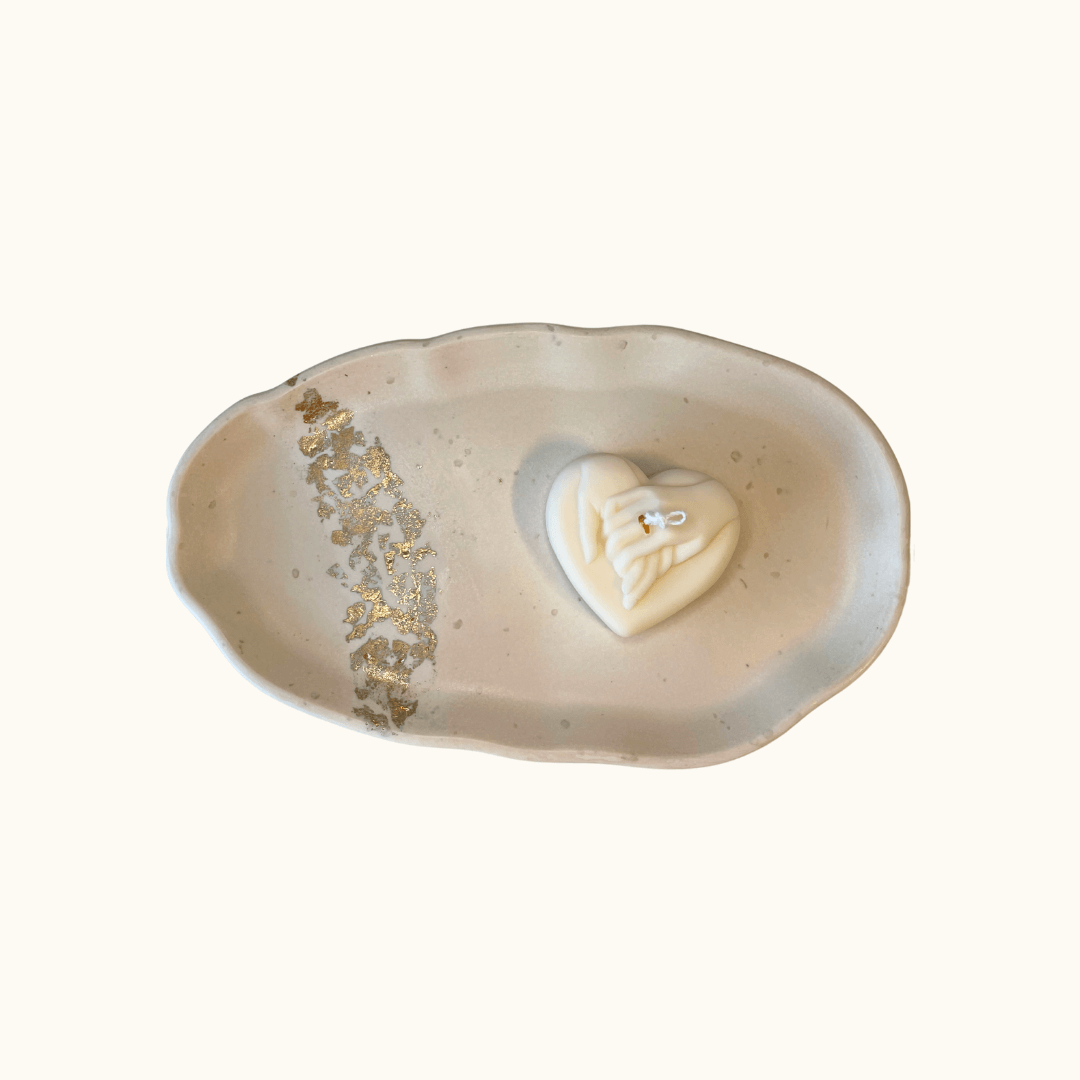 Auf diesem Bild sieht man unser Heartfelt Unity Geschenke-Set. Es ist handgemacht aus Bio Sojawachs und Jesmonite. Zudem ist es umweltfreundlich nachhaltig und vegan.