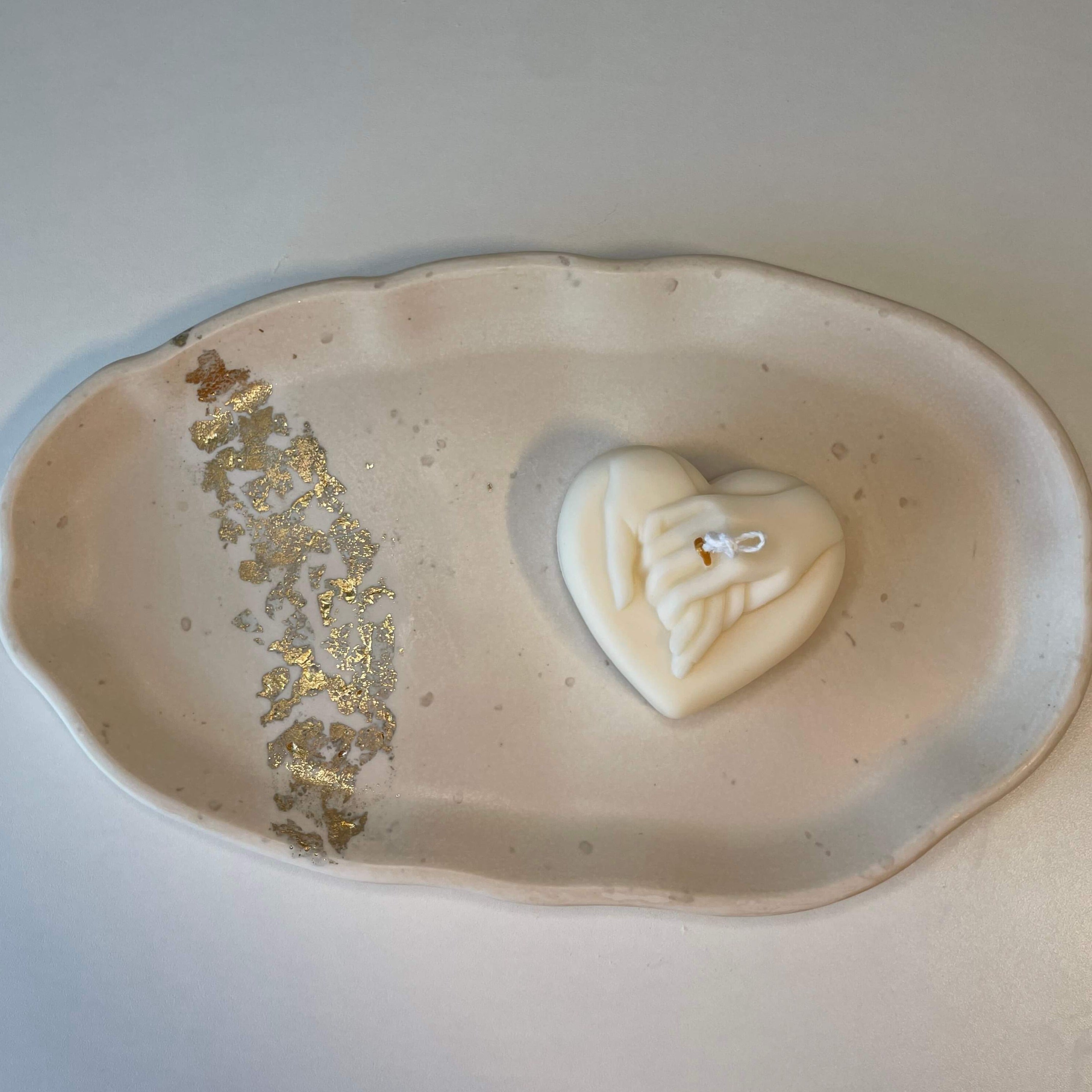 Hier sieht man unser Heartfelt Unity Geschenke-Set. Es ist perfekt als Dekoration geeignet. Es sieht elegant und ästhetisch aus.