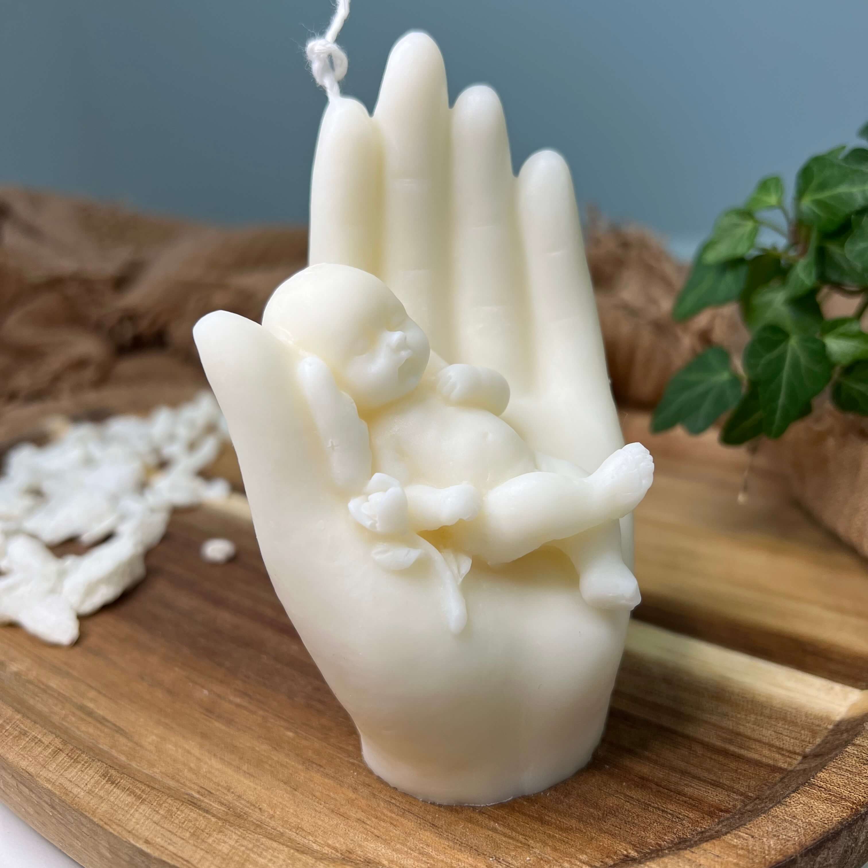 Auf diesem Produktbild ist die heavenly hands Kerze abgebildet. Sie ist handgemacht und besteht aus hochwertigem Sojawachs.