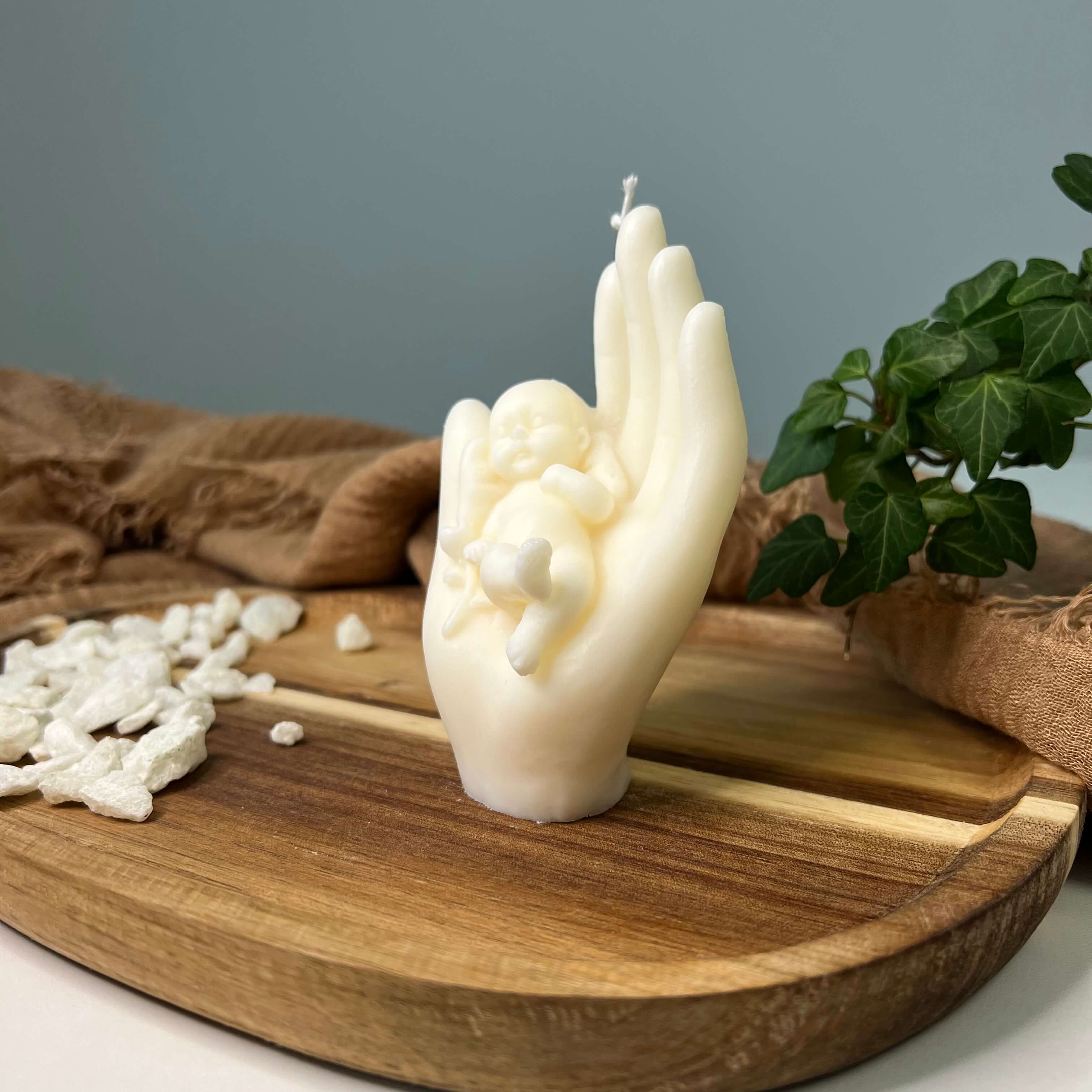 Auf diesem Bild sieht man die heavenly hands Kerze aus nachhaltigem Sojawachs. Sie ist frei von Schadstoffen. Perfekt geeignet für besondere Anlässe.