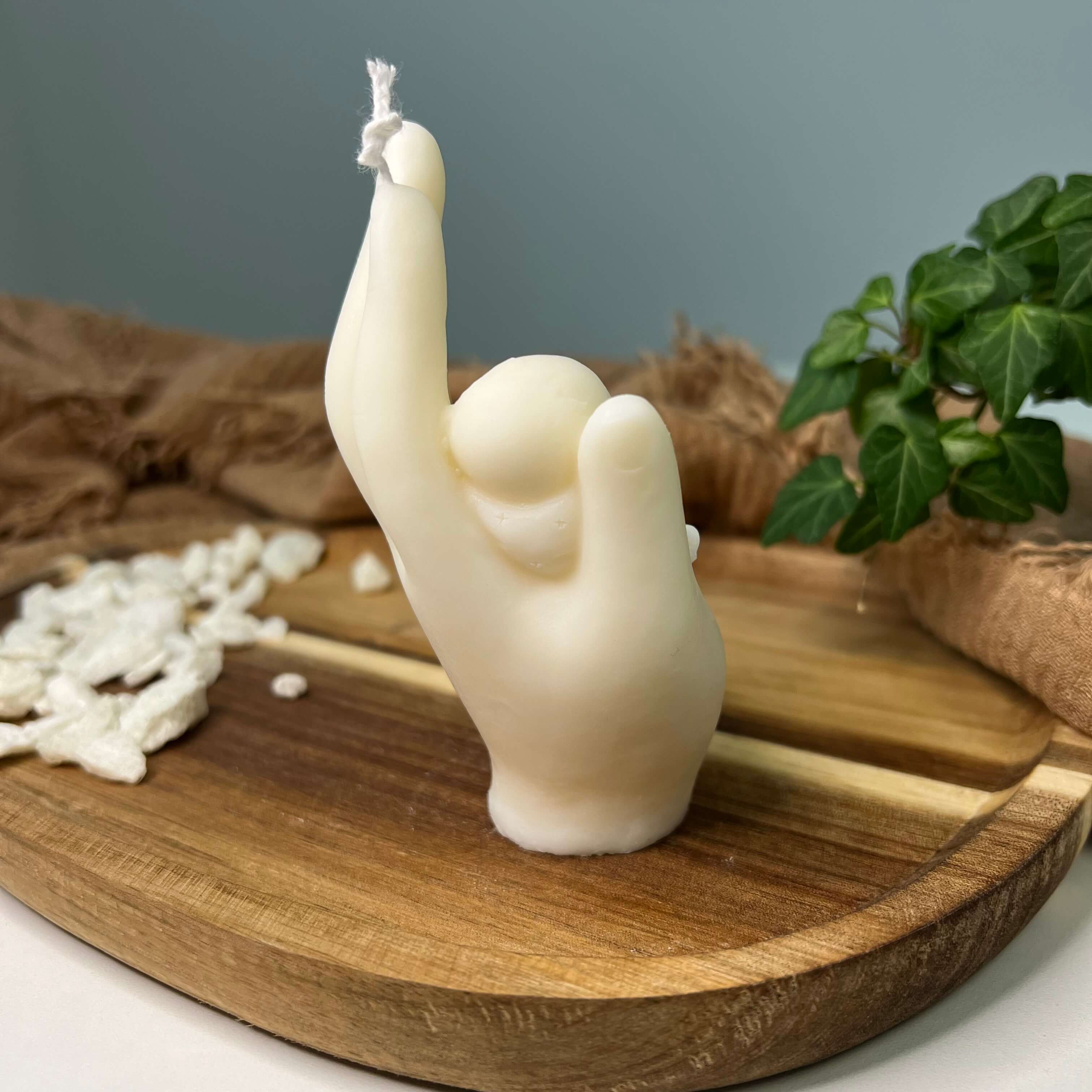 Handgemachte heavenly hands Kerze aus Sojawachs. Das perfekte Geburtstagsgeschenk. Das Design ist elegant und ästhetisch und dazu noch gut für die Umwelt.