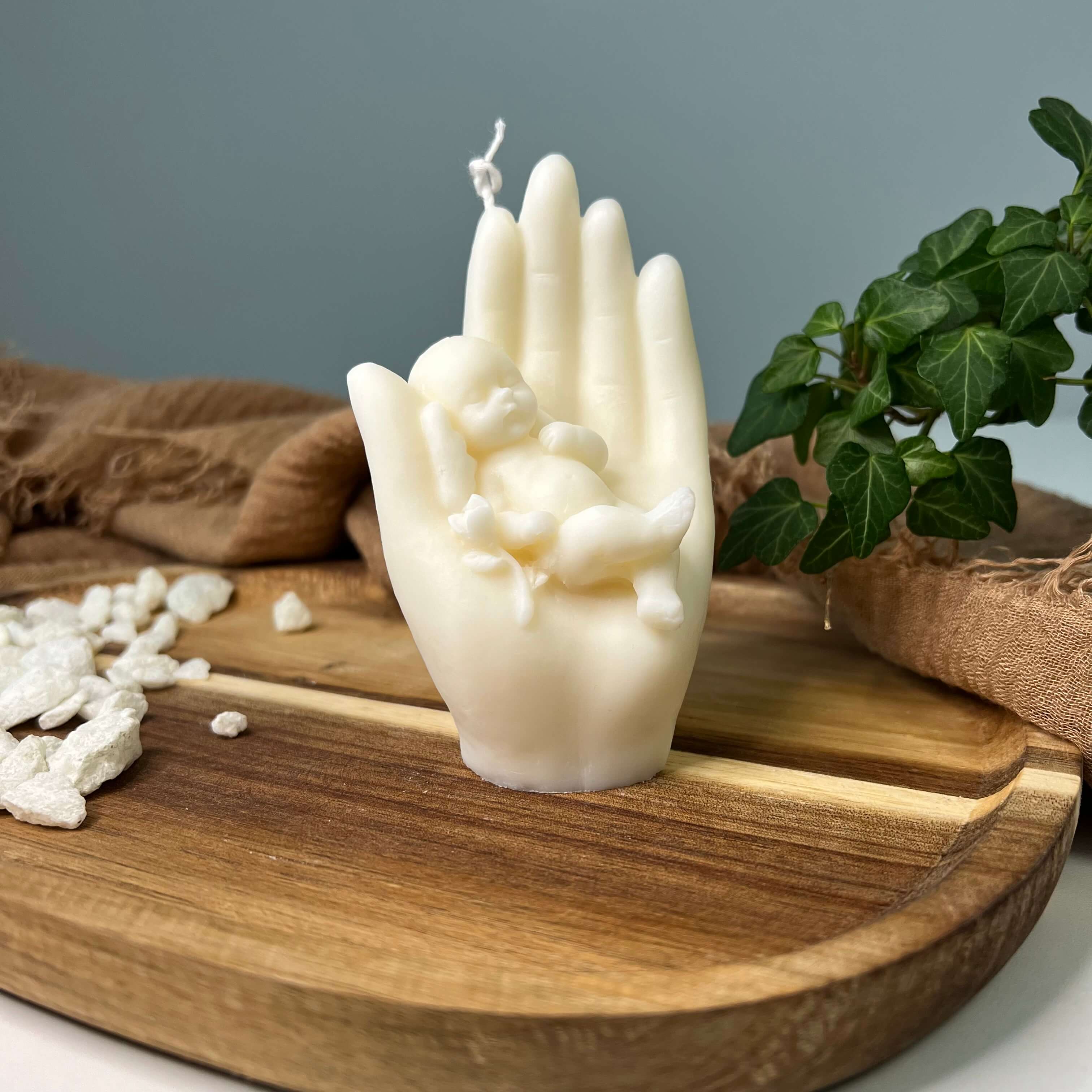 Unsere heavenly hands Kerze ist handgemacht aus Sojawachs. Sie sieht elegant und ästhetisch aus. Perfekt geeignet als Dekoration.