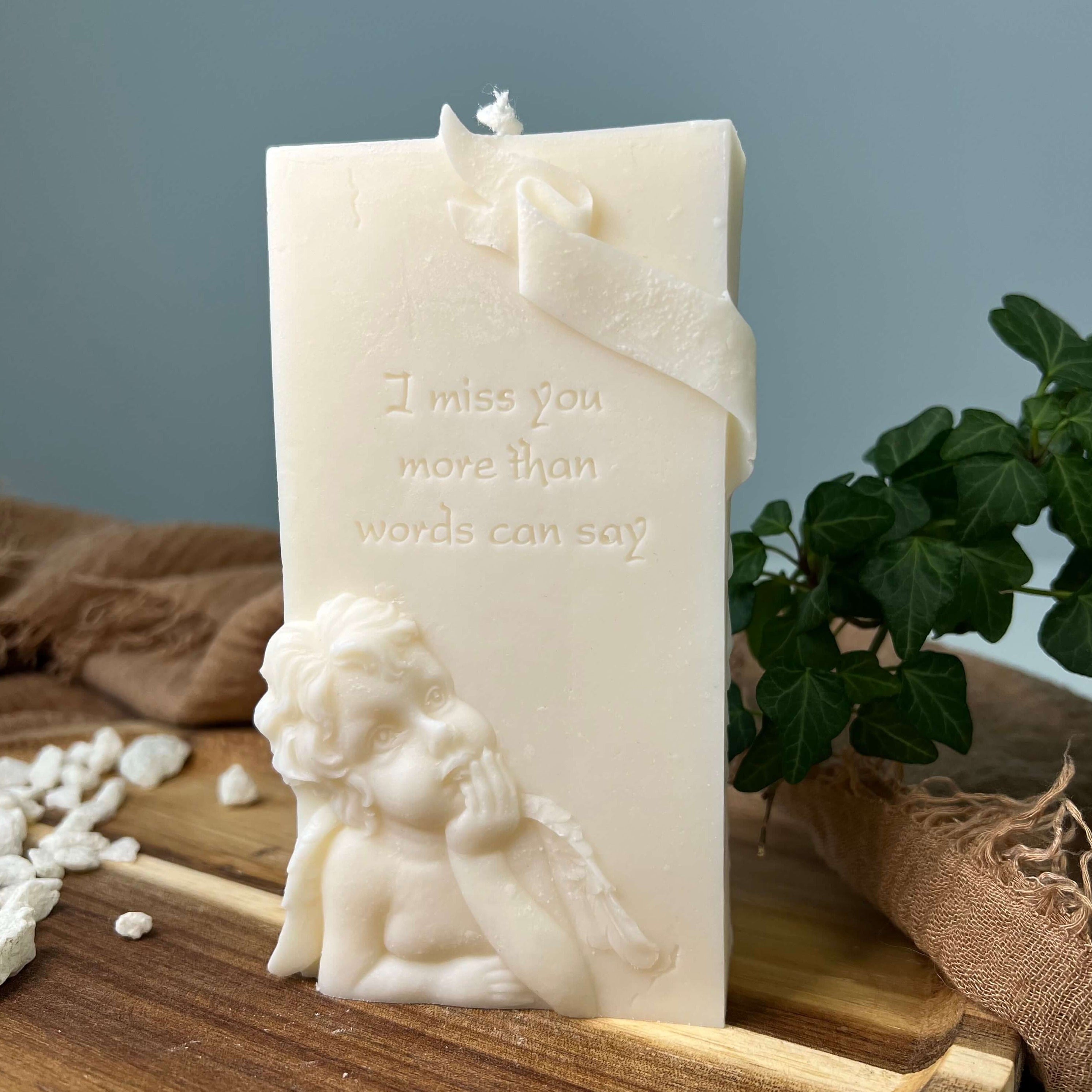 Die handgemachte Sojawachs Kerte Heavenly Remembrance Glow. Sie ist ideal als Geschenk geeignet. Das Material ist umweltfreundlich, sowie nachhaltig und Vegan.