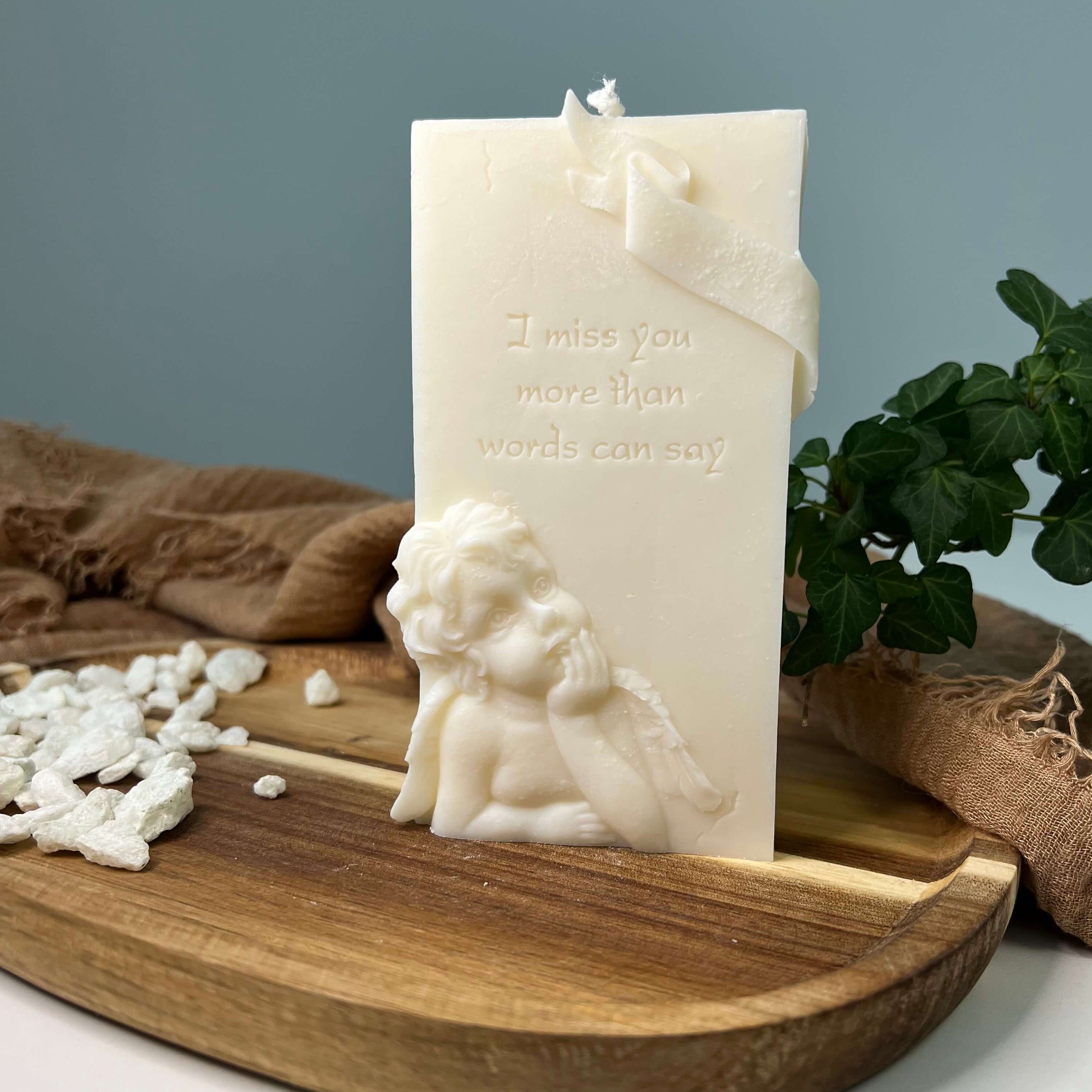 Auf diesem Bild sieht man die Heavenly Remembrance Glow Kerze. Sie ist handgefertigt aus hochwertigem Sojawachs und in verschiedenen Düften erhältlich. Perfekt für entspannte Abende.