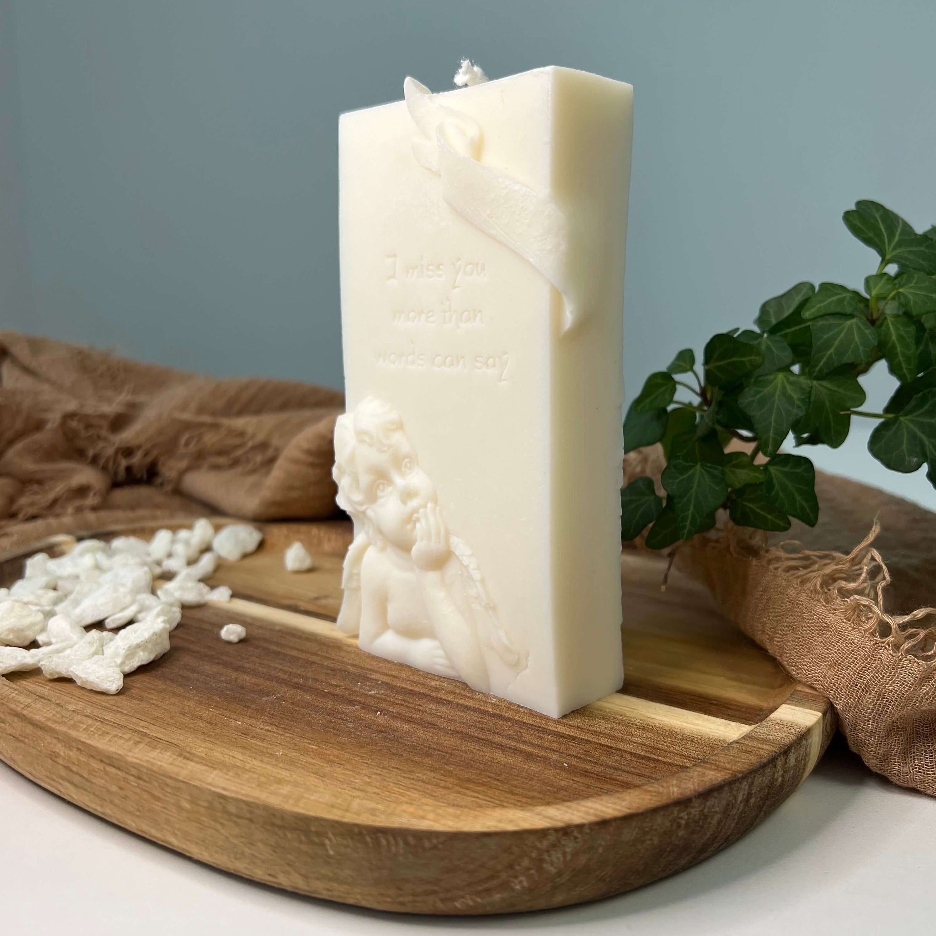 Hier sieht man die Heavenly Remembrance Glow Kerze. Sie ist eine Weihnachtskerze, aber auch als Osterkerze geeignet. Sie ist individuell und personalisiert.