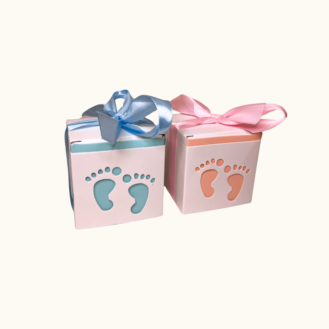 Auf diesem Bild ist unsere Heavenly Slumber Gastgeschenk Baby Kerze. Sie ist handgemacht aus Bio Sojawachs. Zudem ist sie vegan, nachhaltig und umweltfreundlich.