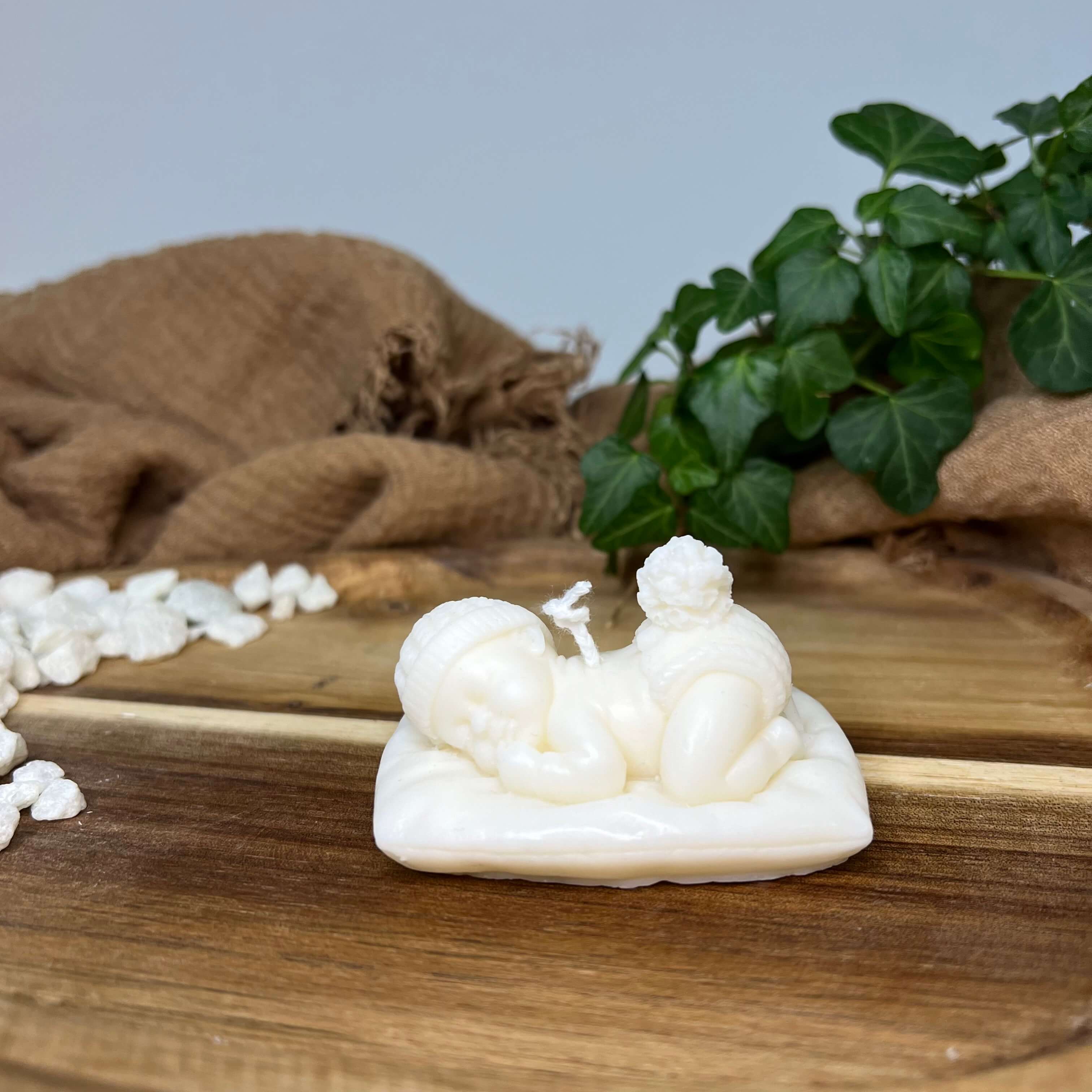 Hier ist die Heavenly Slumber Baby Kerze zusehen. Handgefertigt aus Sojawachs bietet sie Stil und Eleganz in einem. Sie ist ästhetisch und perfekt als Dekoration für jedes Zuhause geeignet.