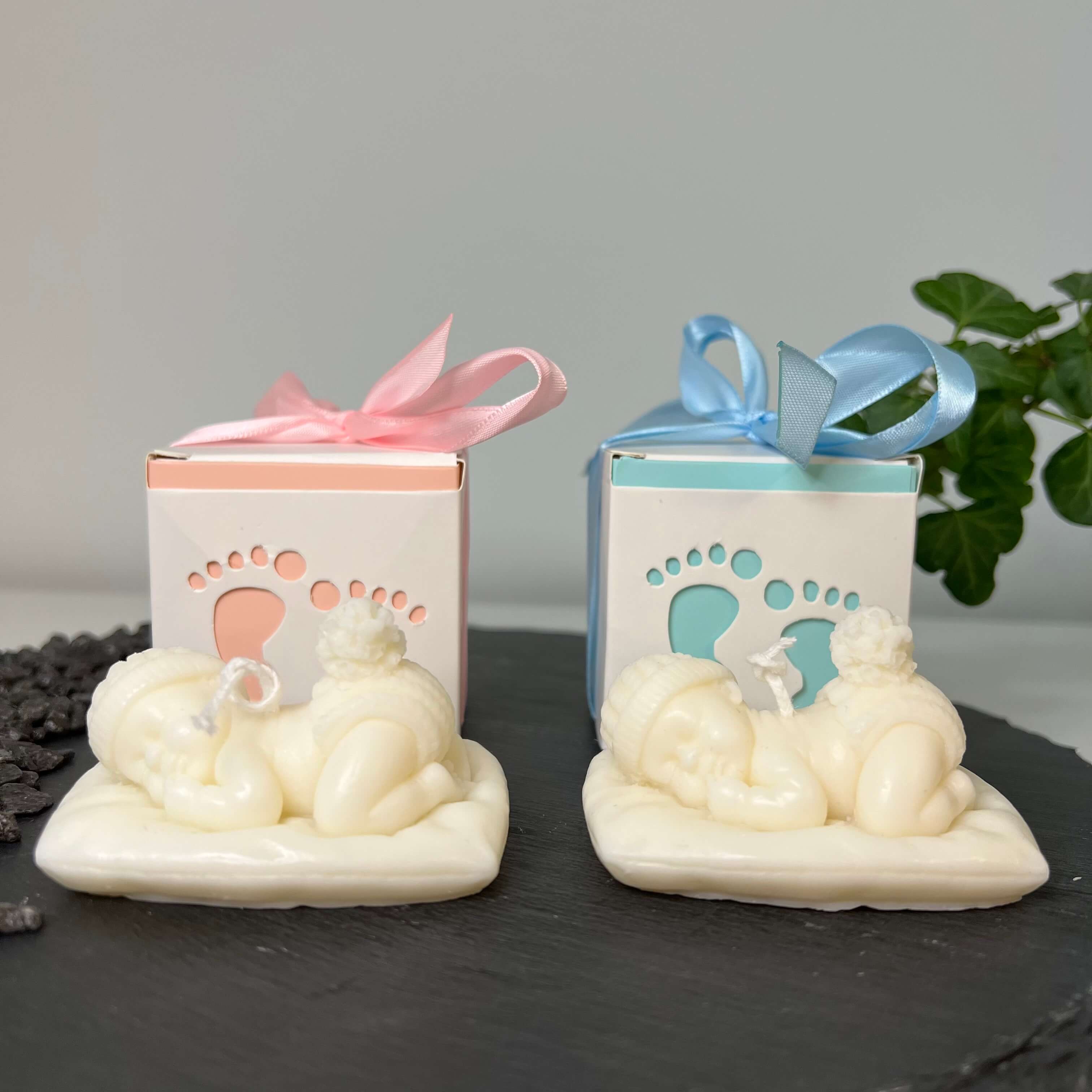 Die handgemachte und vegane Sojawachskerze Heavenly Slumber Baby Gastgeschenk. Sie zeigt ein schlafendes Baby, liegend auf einem Kissen.