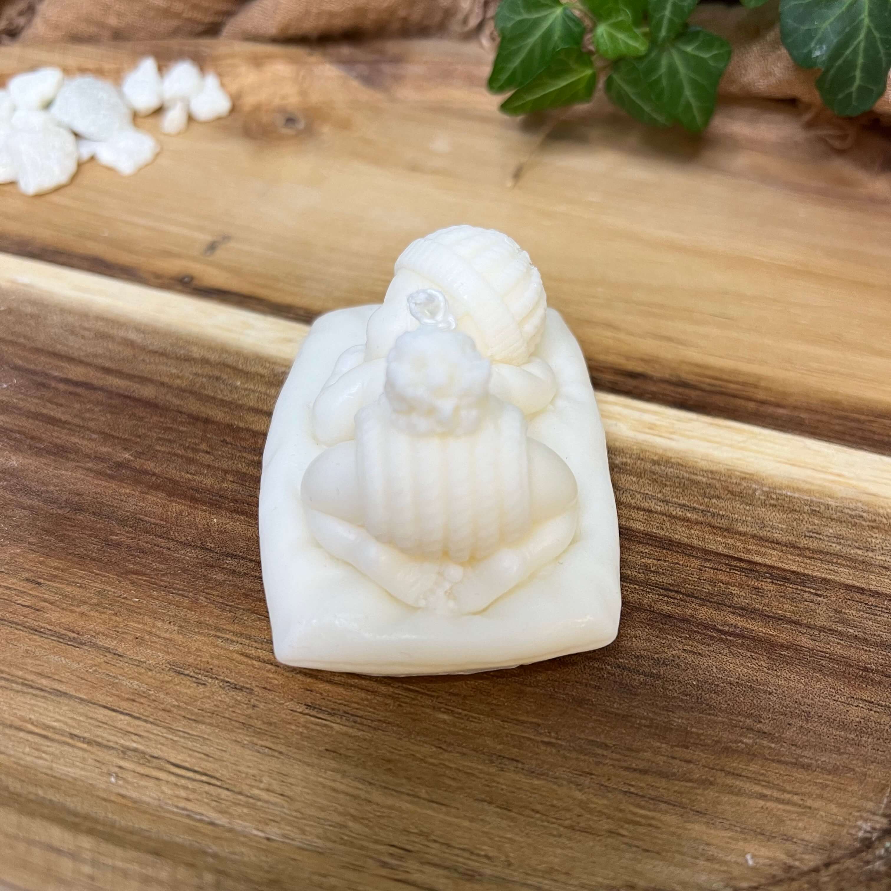 Man sieht die Heavenly Slumber Baby Kerze. Sie ist handgemacht und stilvoll. Ihr elegantes und ästhetisches Aussehen machen sie zum Hingucker in jedem Raum.