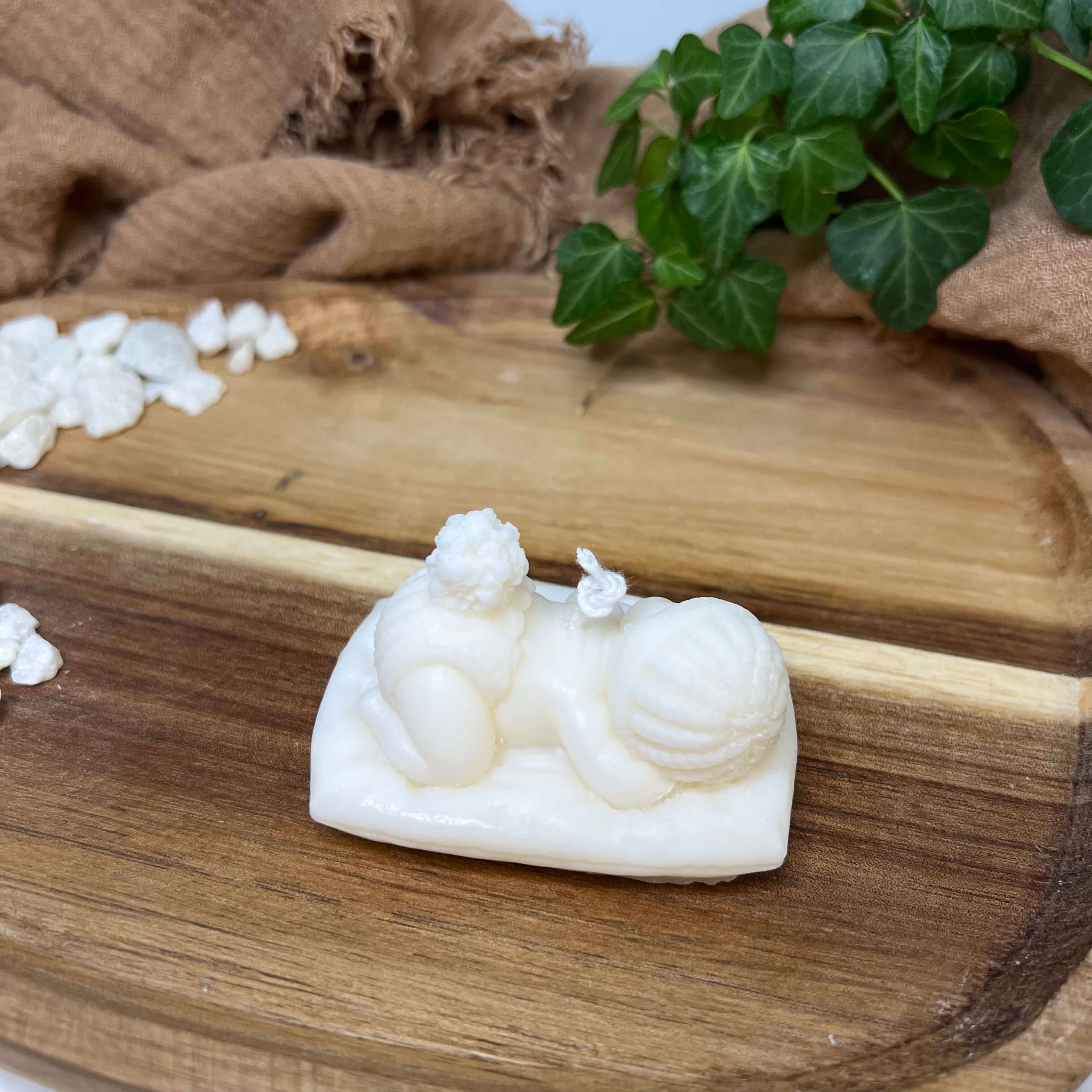 Heavenly Slumber Baby Kerze, handgemacht aus hochwertigem Sojawachs. Mit ihrem stilvollen Aussehen ist sie ideal als Weihnachtskerze und Osterkerze geeignet.