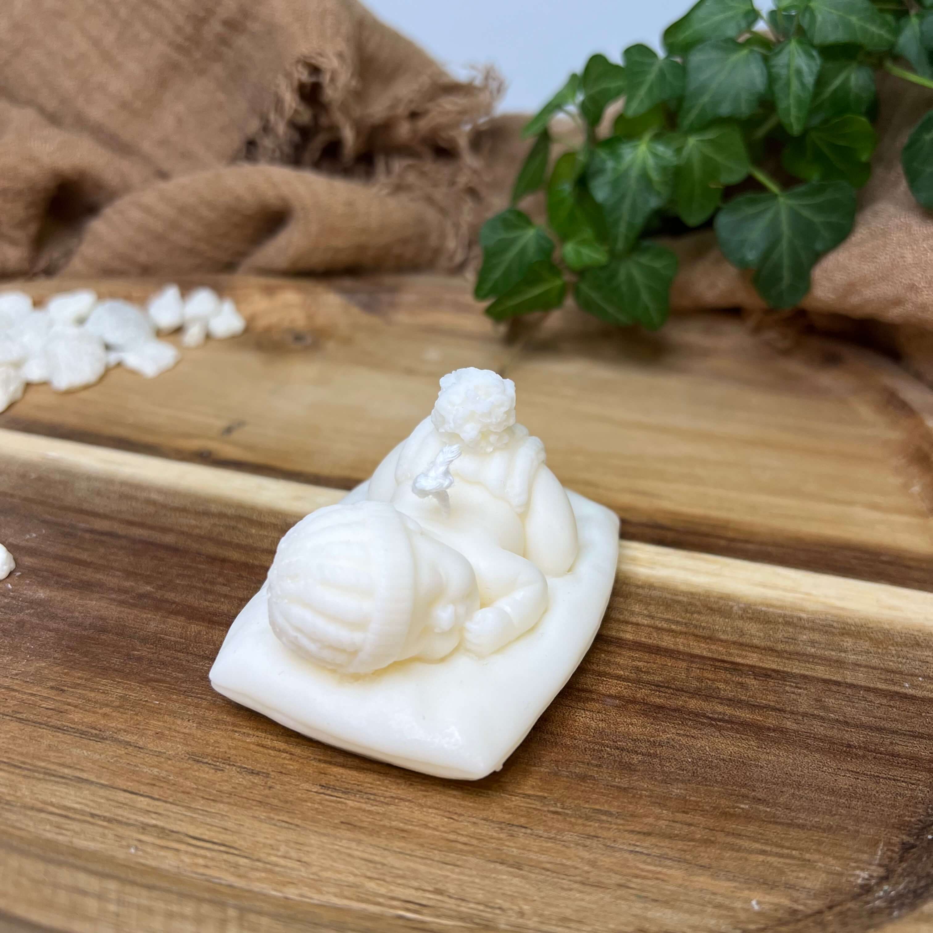 Zusehen ist die Heavenly Slumber Baby Kerze. Sie ist perfekt als Geschenk geeignet. Man kann sie als Gastgeschenk für Babypartys oder Geburtstage verwenden.