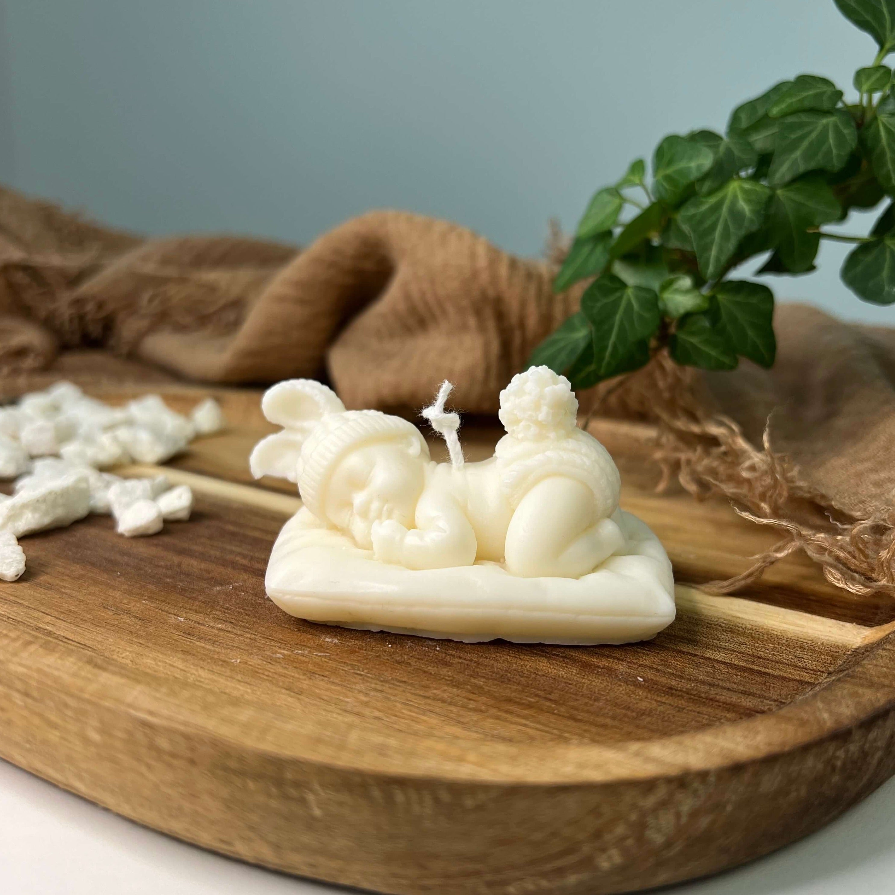 Hier ist die Heavenly Slumber Bunny Kerze zusehen. Handgefertigt aus Sojawachs bietet sie Stil und Eleganz in einem. Sie ist ästhetisch und perfekt als Dekoration für jedes Zuhause geeignet.