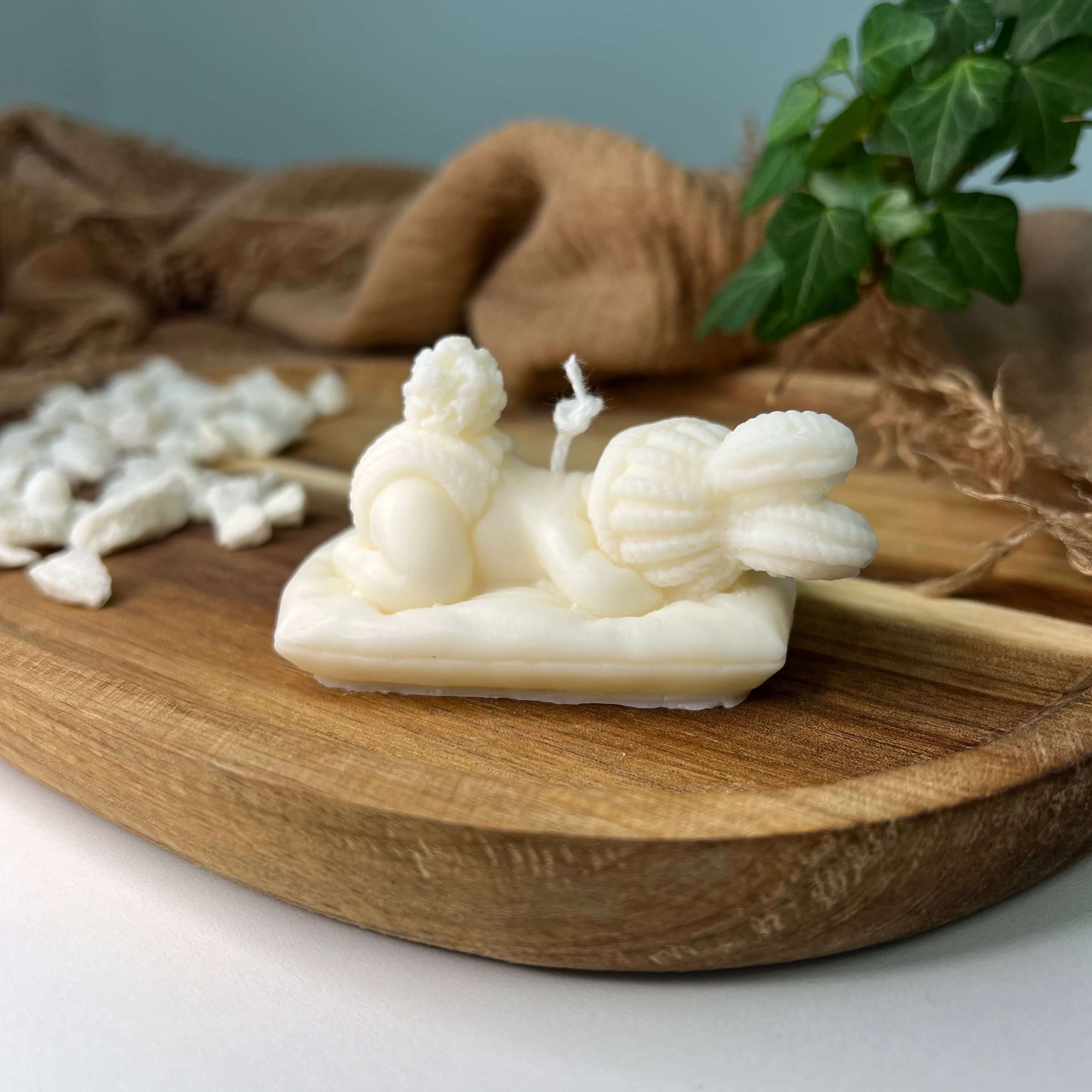 Man sieht die Heavenly Slumber Bunny Kerze. Sie ist handgemacht und stilvoll. Ihr elegantes und ästhetisches Aussehen machen sie zum Hingucker in jedem Raum.