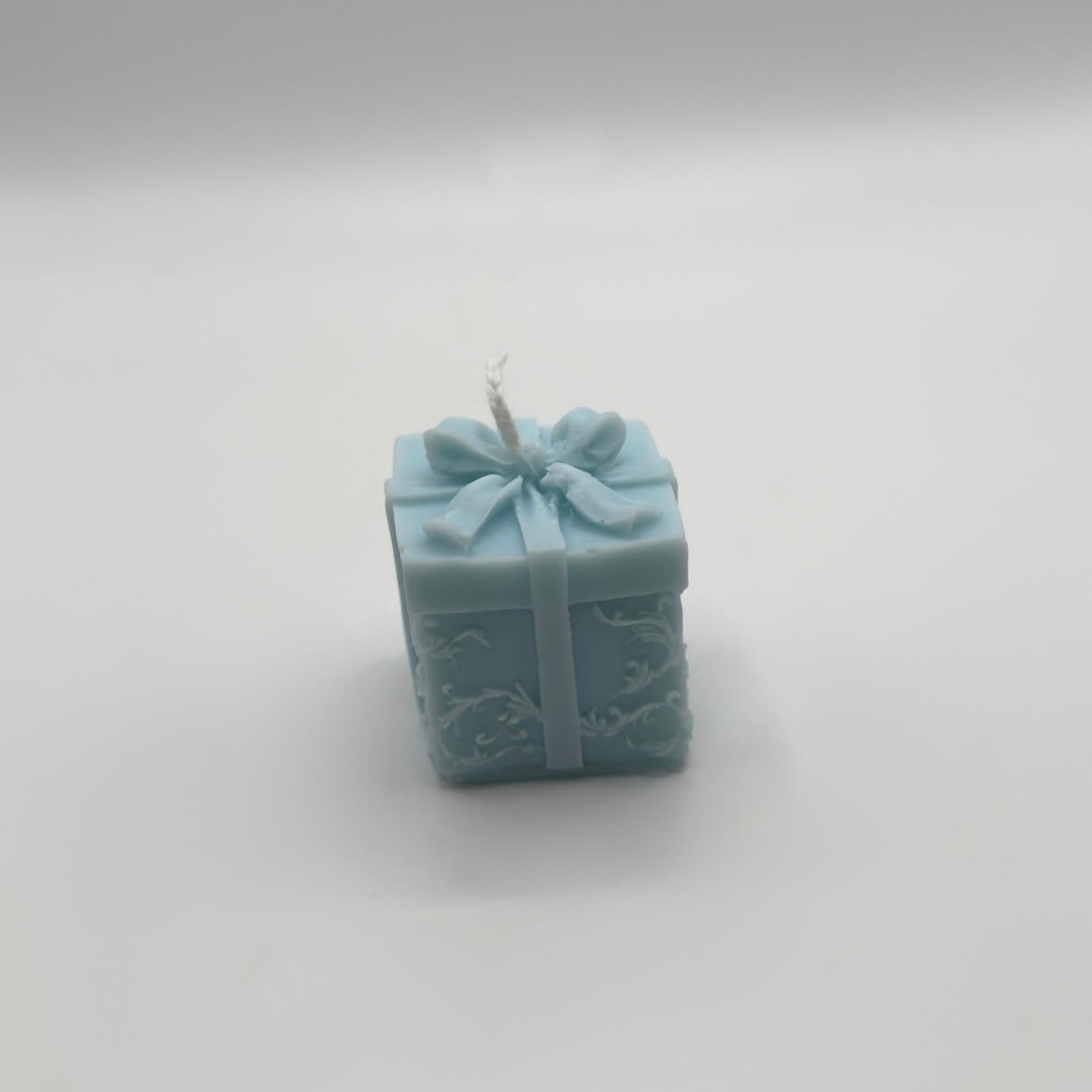 Die “Magic Gift” Kerze in Hellblau verleiht mit ihrem einzigartigen Geschenkbox-Design und sanften Farbtönen jedem Raum einen Hauch von Eleganz. Hergestellt aus nachhaltigem Sojawachs und vegan.