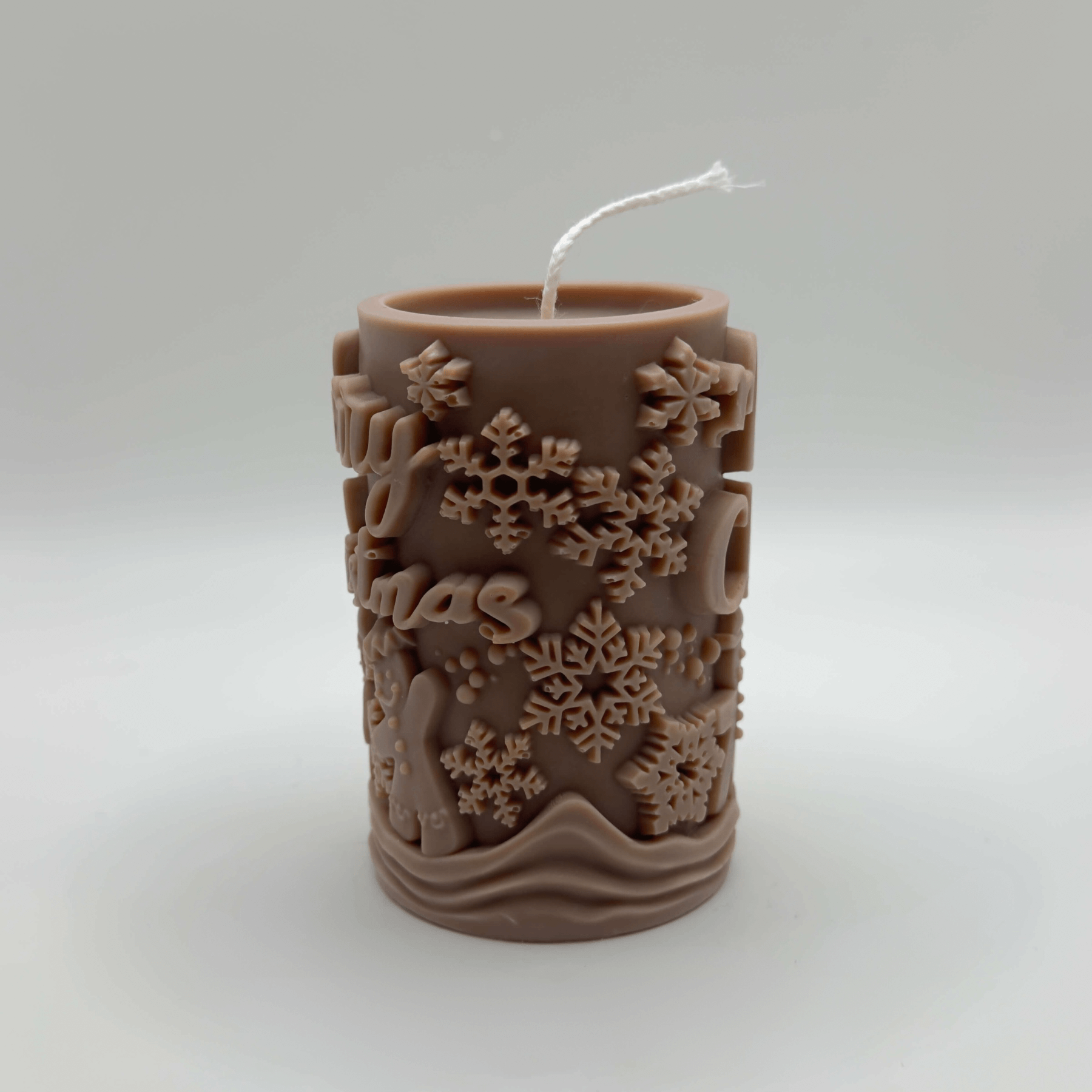 Die “Gingerbread Delight” Kerze in Hellbraun zaubert mit ihren filigranen Lebkuchen- und Schneeflockenmotiven eine gemütliche Festtagsstimmung. Handgefertigt und umweltfreundlich.