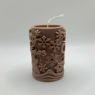 Die “Gingerbread Delight” Kerze in Hellbraun zaubert mit ihren filigranen Lebkuchen- und Schneeflockenmotiven eine gemütliche Festtagsstimmung. Handgefertigt und umweltfreundlich.