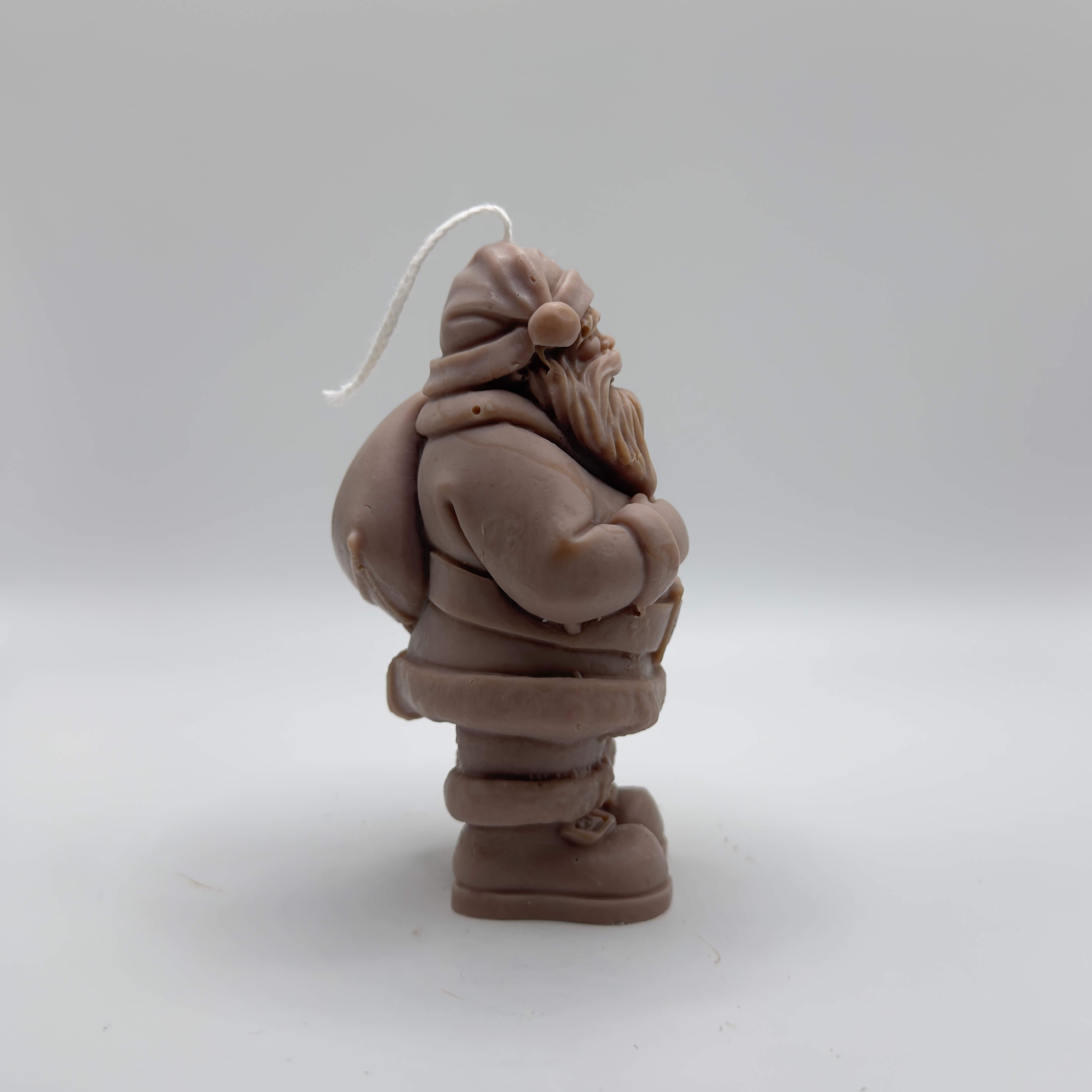 Warme hellbraune Nikolaus-Kerze, liebevoll handgefertigt aus Sojawachs. Für klassische Weihnachtsdeko.