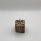 Die “Magic Gift” Kerze in Hellbraun kombiniert Natürlichkeit und Eleganz. Ihr Geschenkbox-Design und die nachhaltige Herstellung aus Sojawachs machen sie zur idealen Wahl für entspannende Abende.