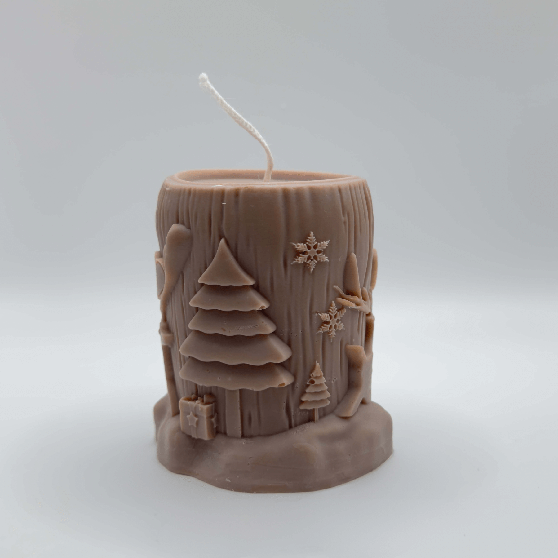 Die “Winter Woodland” Kerze in Hellbraun verzaubert mit ihrer Baumstammform und detaillierten Verzierungen wie Schneeflocken und Weihnachtsbäumen. Nachhaltig aus Sojawachs gefertigt, ist sie ein Highlight für dein Zuhause.