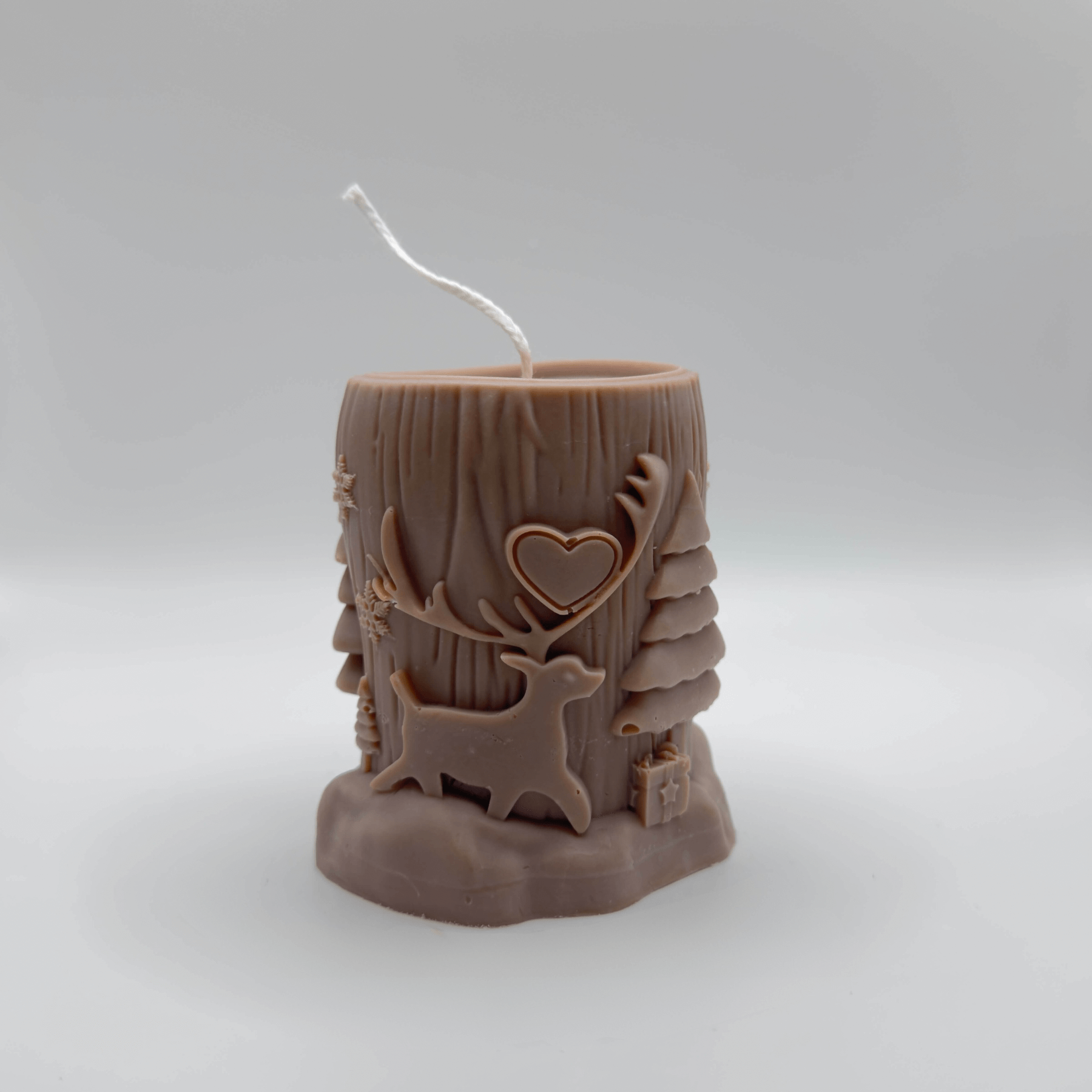 Die handgefertigte “Winter Woodland” Kerze in Hellbraun verkörpert die Schönheit eines winterlichen Waldes mit filigranen Weihnachtsbaum- und Hirschmotiven. Gefertigt aus nachhaltigem Sojawachs, ist sie die perfekte Wahl für festliche Dekoration.