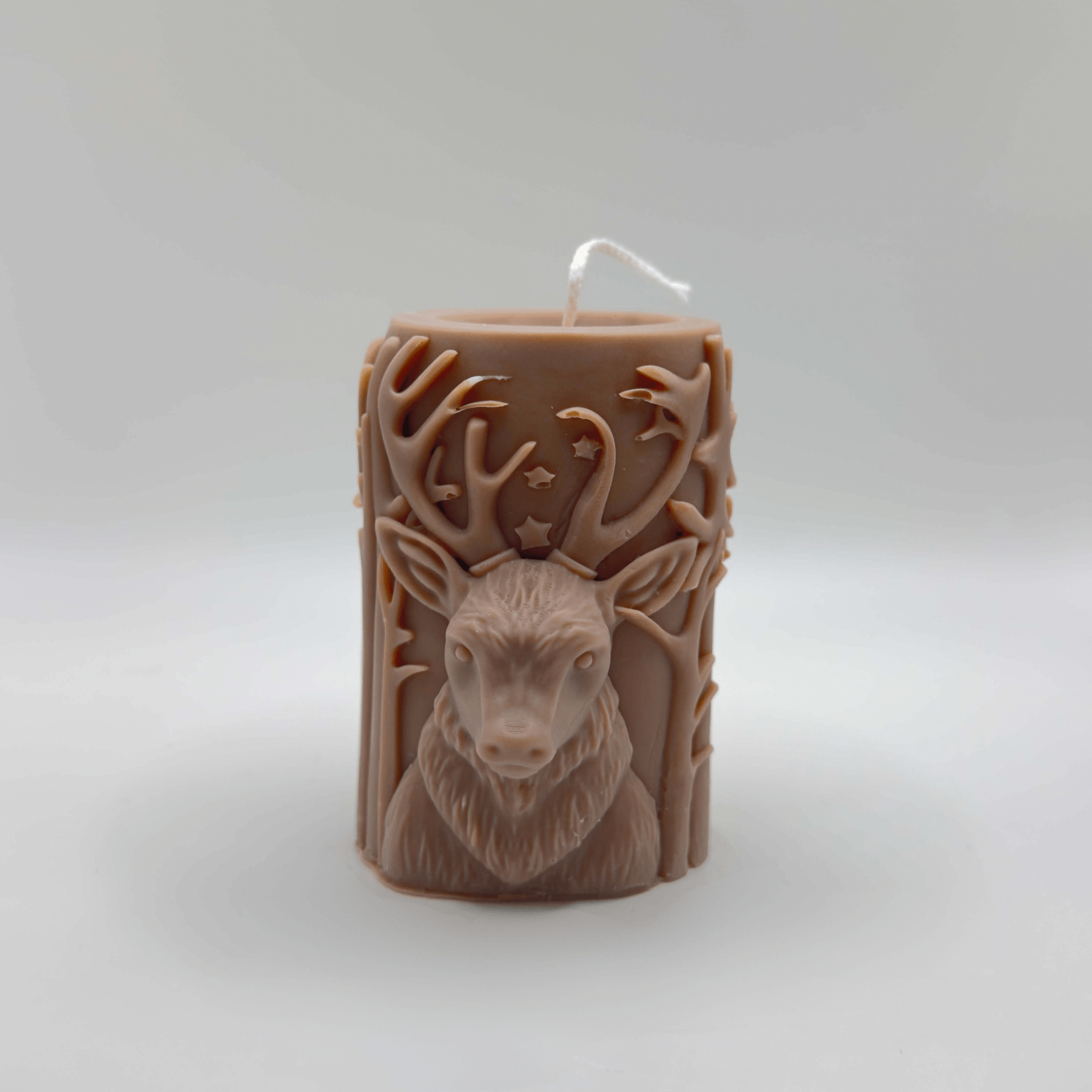 Die “Woodland Majesty” Kerze in Hellbraun, geformt wie ein Baumstamm und verziert mit einem 3D-Hirsch sowie filigranen Baum- und Weihnachtsmotiven, bringt die Magie des Waldes in dein Zuhause. Handgefertigt aus nachhaltigem Sojawachs.