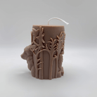 Die handgefertigte “Woodland Majesty” Kerze in Hellbraun kombiniert ein realistisches Baumstamm-Design mit einem 3D-Hirsch und weihnachtlichen Details, um eine warme, festliche Atmosphäre zu schaffen.