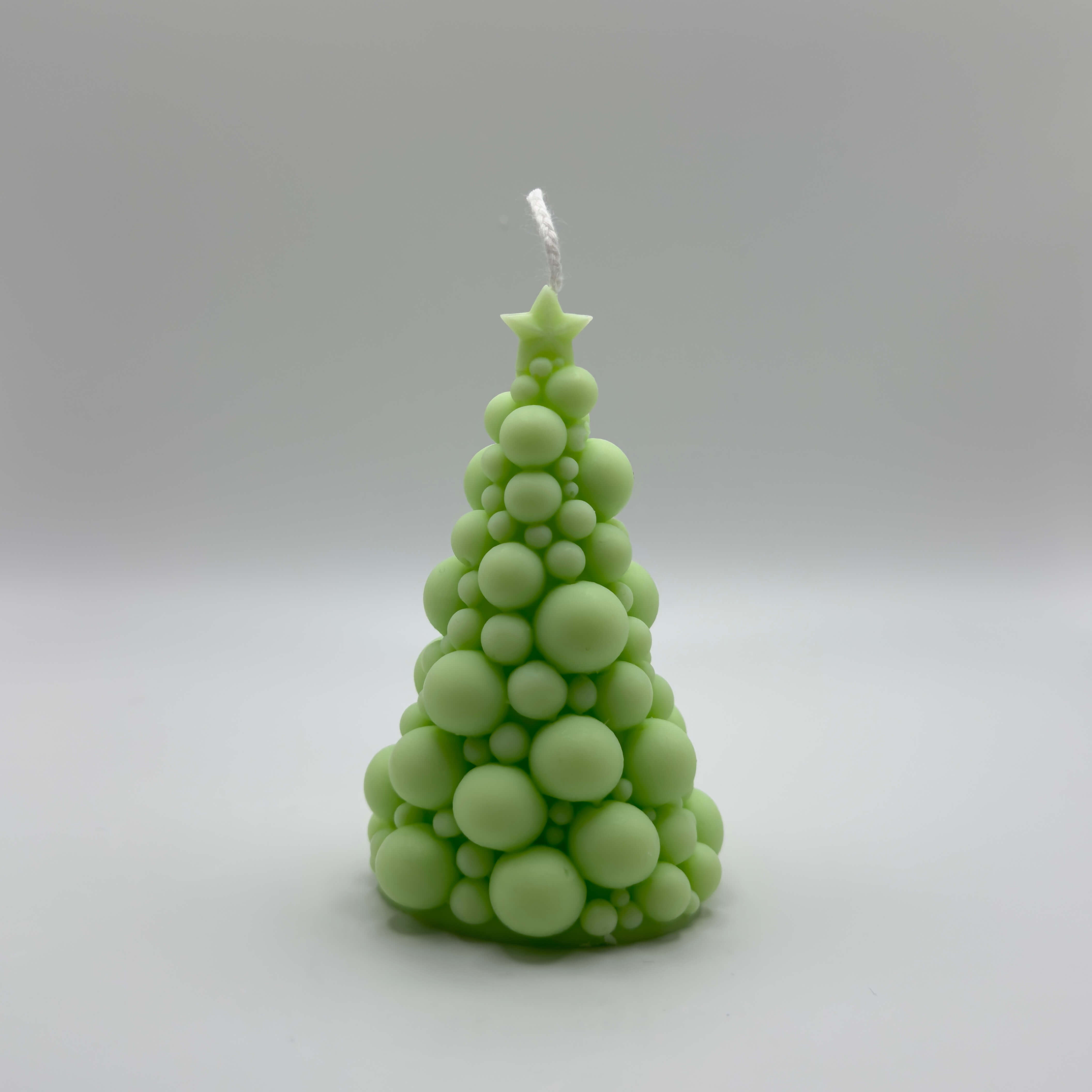Die “Bubbly Christmas Tree Candle” in frischem Hellgrün. Mit ihrem Bubble-Design und der handgefertigten Qualität aus natürlichem Sojawachs sorgt sie für eine elegante Weihnachtsstimmung.