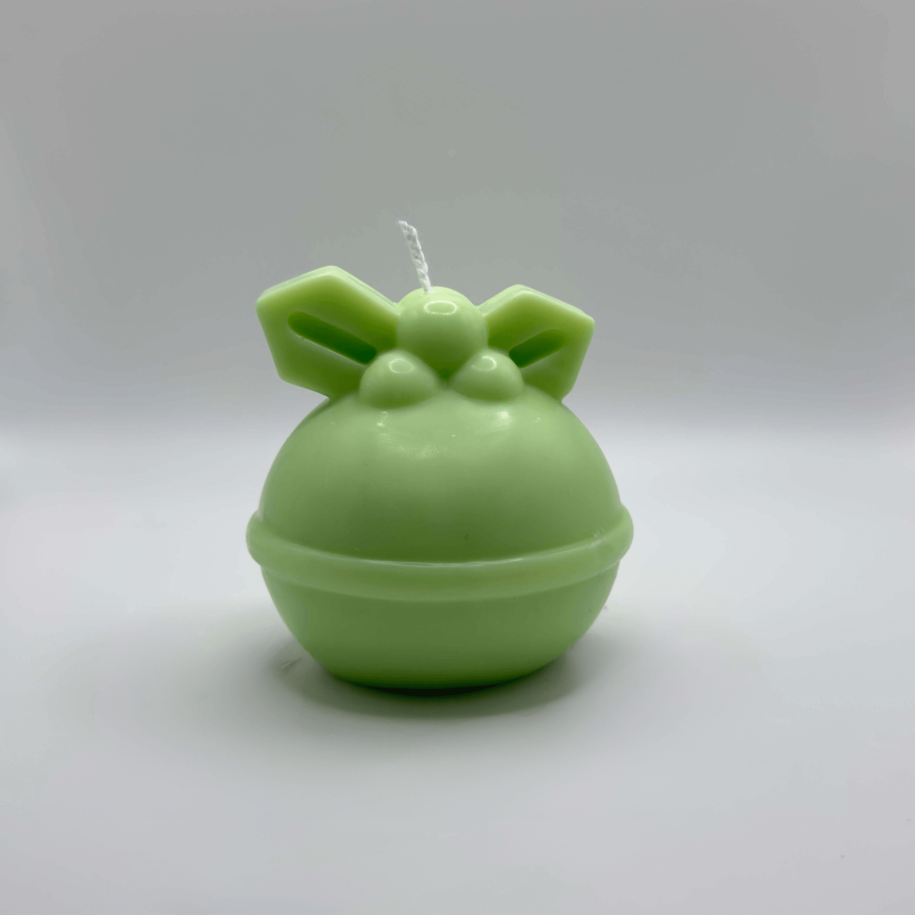 Die „Mistletoe Merry“-Kerze in Hellgrün bringt weihnachtliche Eleganz in Ihr Zuhause. Mit ihrer klassischen Kugelform, dem Mistelzweig-Design und dem „Merry Christmas“-Schriftzug ist sie die perfekte Ergänzung für Ihre festliche Dekoration.