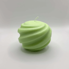 Die „Ribbed Christmas Bauble“ Kerze in Hellgrün verleiht mit ihrer kunstvollen Spiralform jeder festlichen Dekoration einen Hauch von Eleganz. Hergestellt aus nachhaltigem Sojawachs.