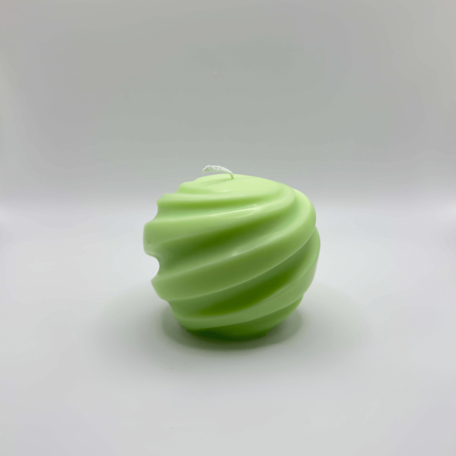 Die „Ribbed Christmas Bauble“ Kerze in Hellgrün besticht durch ihr modernes Design mit feinen Spiralrillen, hergestellt aus veganem Sojawachs. Eine stilvolle Ergänzung für jede Weihnachtsdeko.