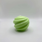 Die „Ribbed Christmas Bauble“ Kerze in Hellgrün besticht durch ihr modernes Design mit feinen Spiralrillen, hergestellt aus veganem Sojawachs. Eine stilvolle Ergänzung für jede Weihnachtsdeko.